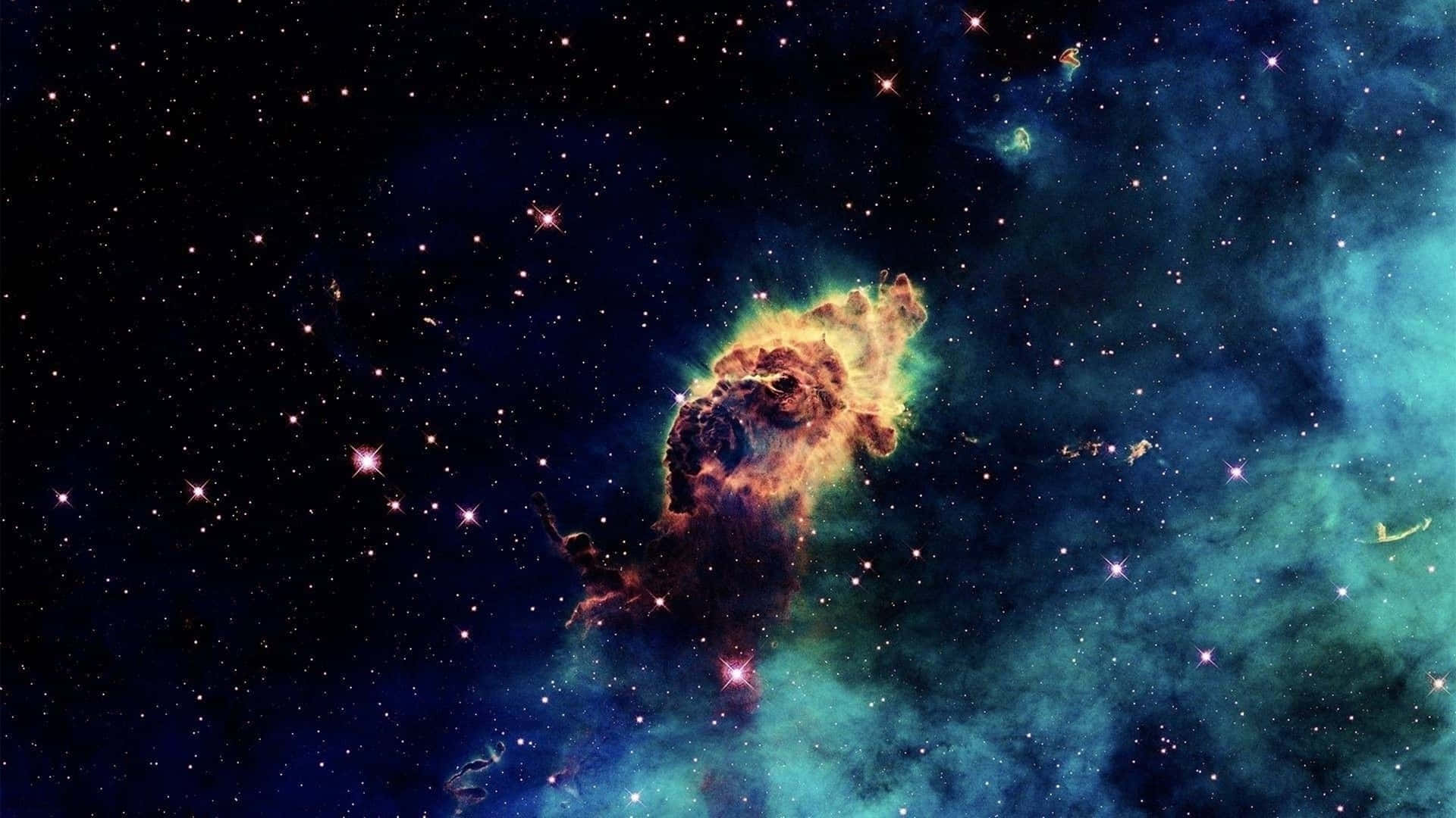 星雲 桌布 壁紙 — 宇宙星雲在深空星場中散發出火熱的橙色和青綠色光芒。
