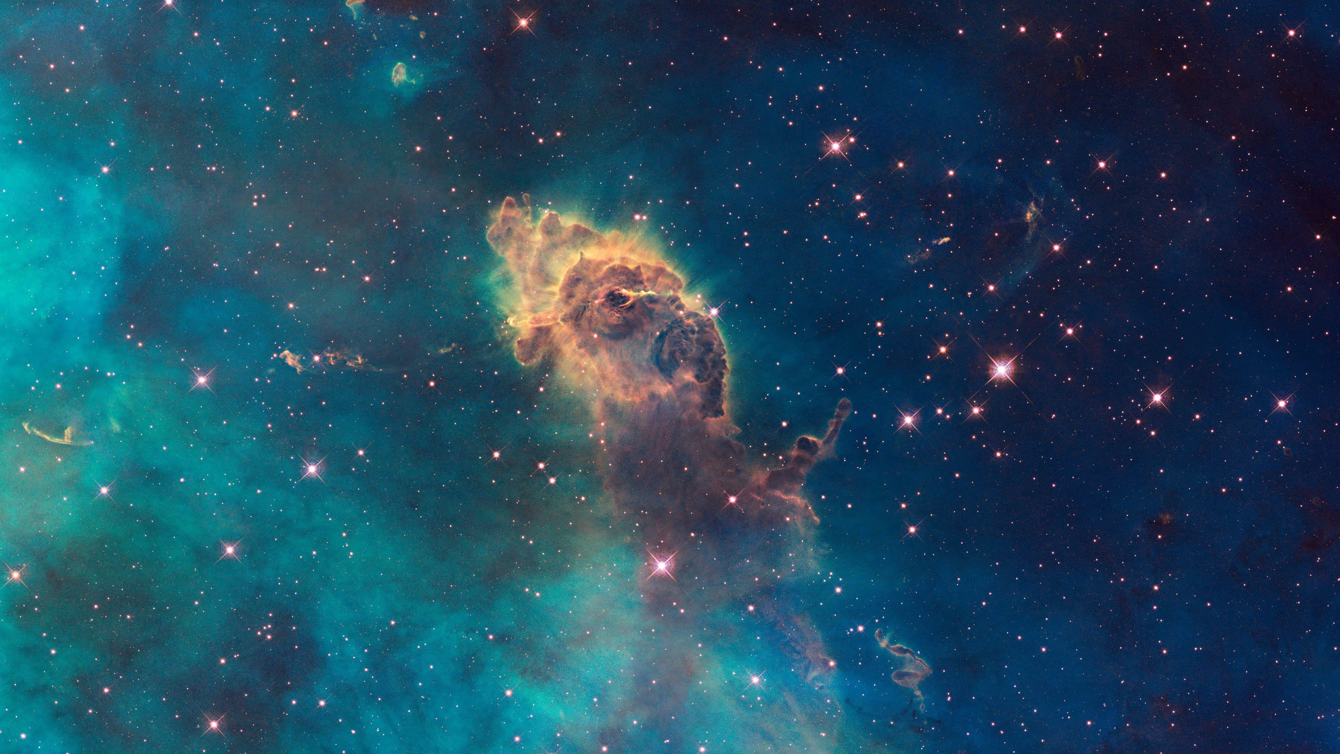 NASA 動態圖片 桌布 壁紙 — 宇宙星雲在深空星場中散發出藍綠色和琥珀色的光芒。