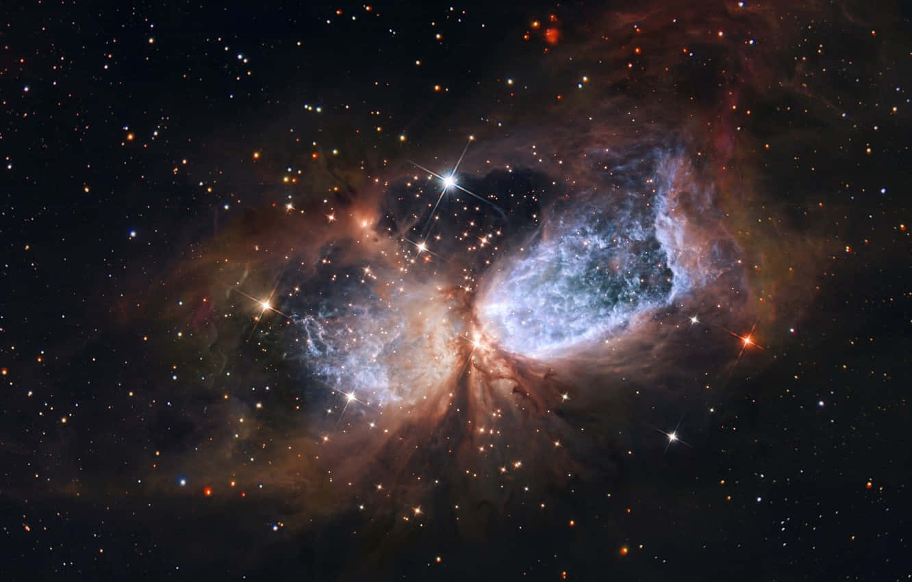 銀河 桌布 壁紙 — 宇宙星雲在深空星場中散發出鮮豔的藍色和橙色光芒。