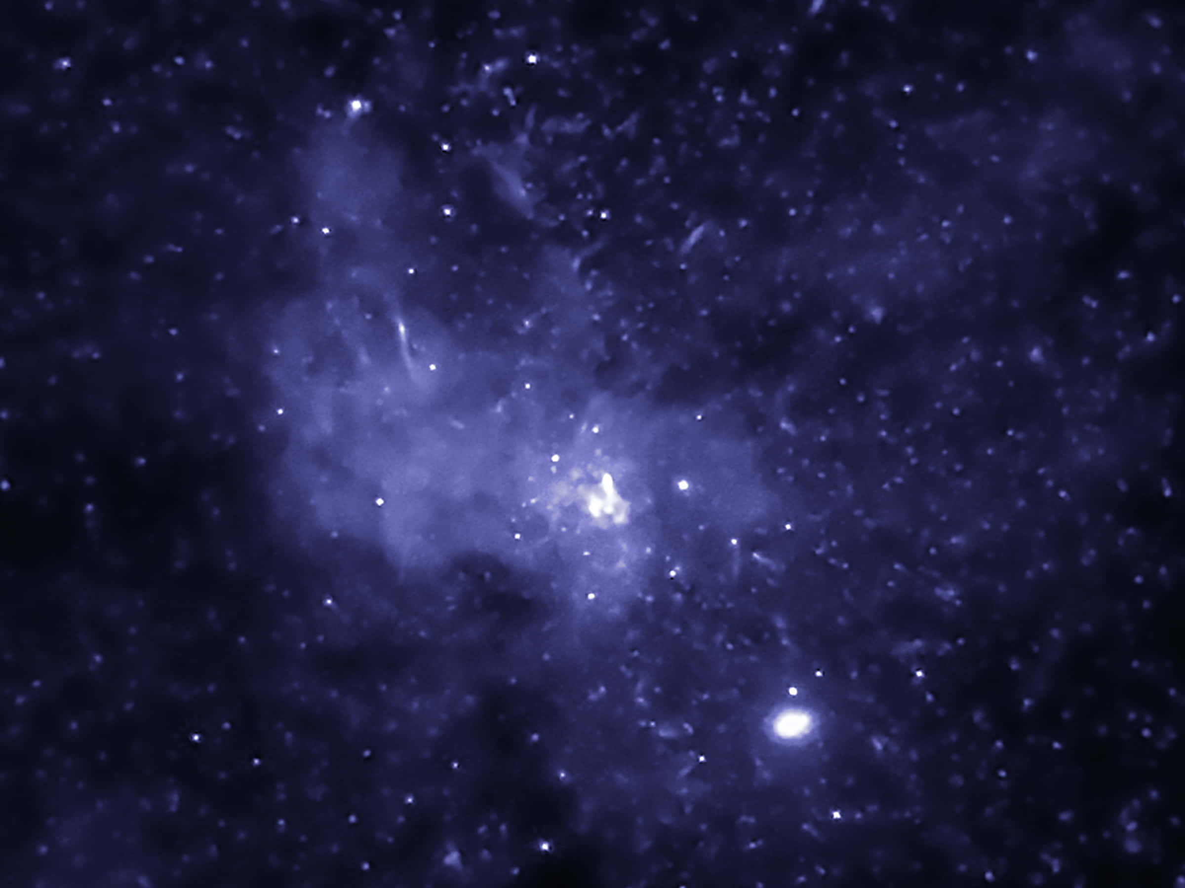 太空 桌布 壁紙 — 宇宙星雲在深空星場中散發著空靈的藍色和白色光芒。