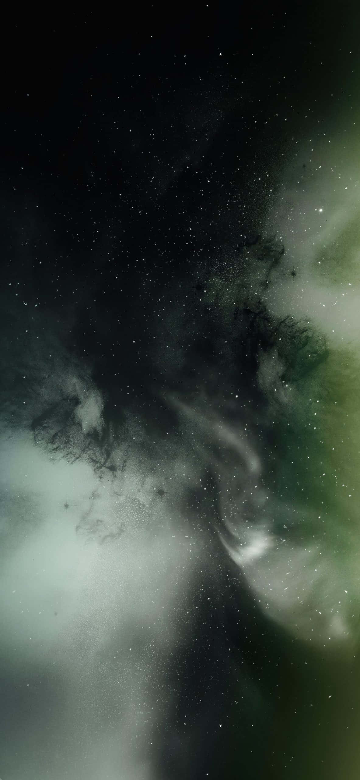 iPhone 11 Green 桌布 壁紙 — 宇宙星雲在深空星場中旋轉，帶有綠色和白色的氣體。
