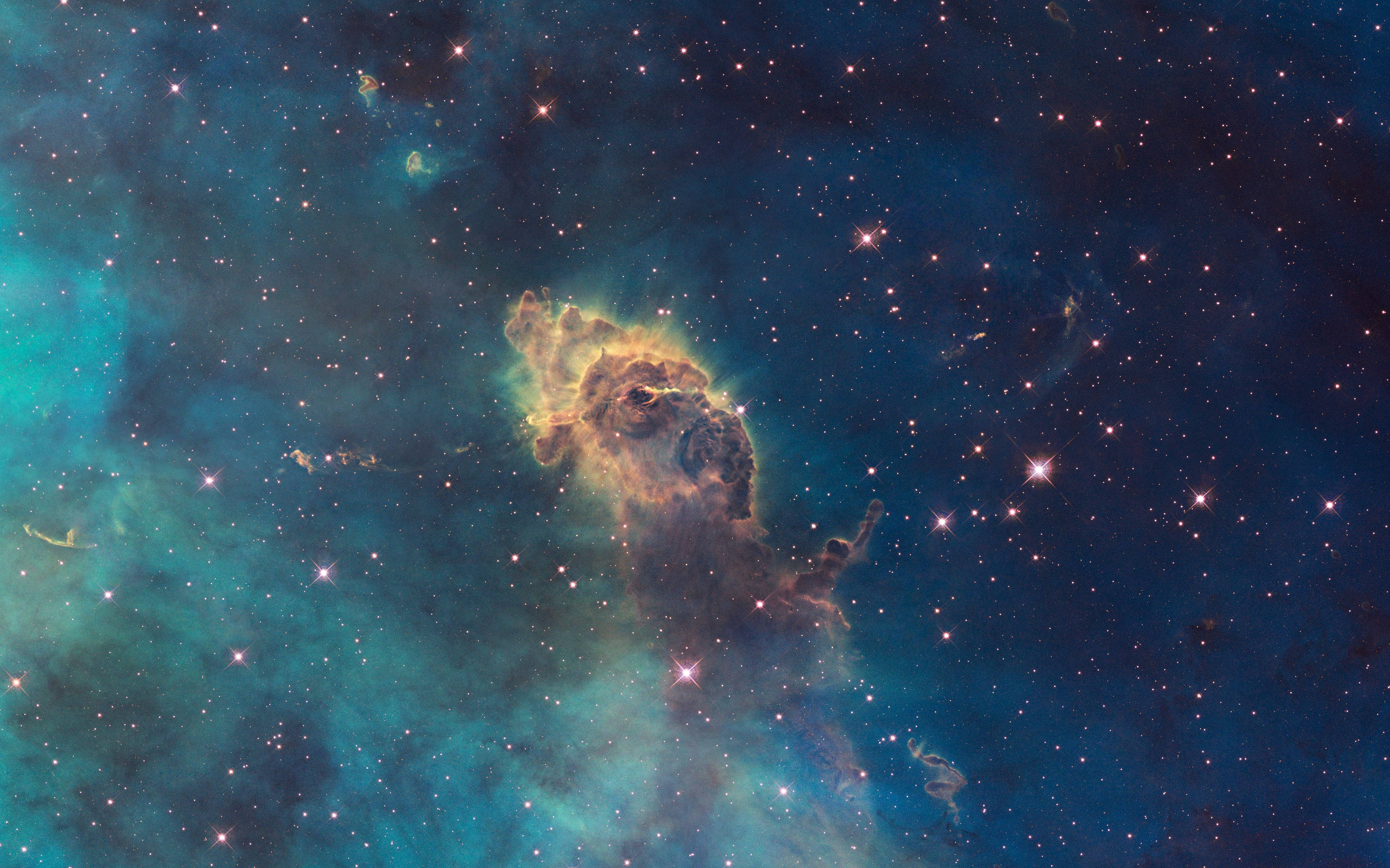 星雲 桌布 壁紙 — 宇宙星雲在深空星場中發出藍綠色和琥珀色的光芒。