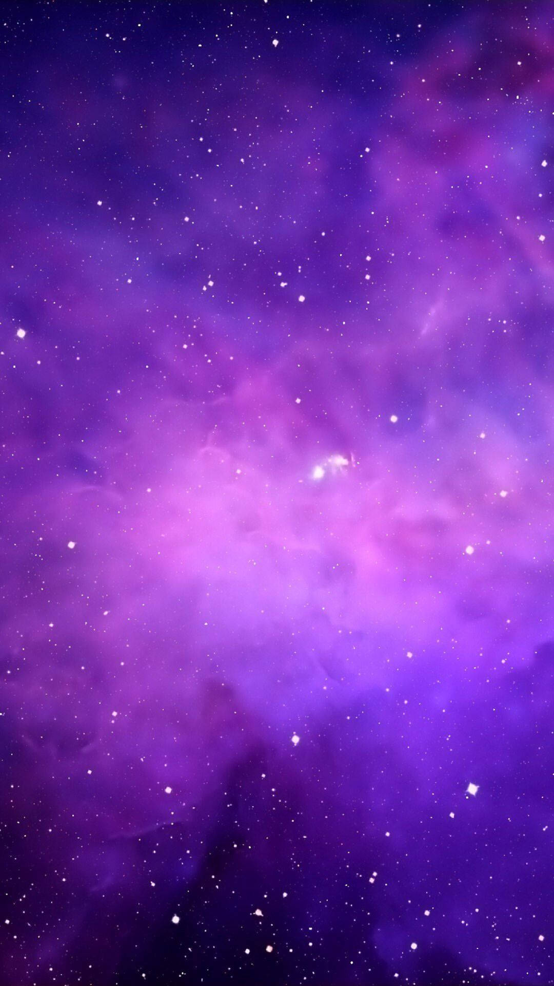 紫色美學 桌布 壁紙 — 宇宙星雲在深空背景下以鮮豔的紫色和粉紅色旋轉，點綴著閃爍的星星。