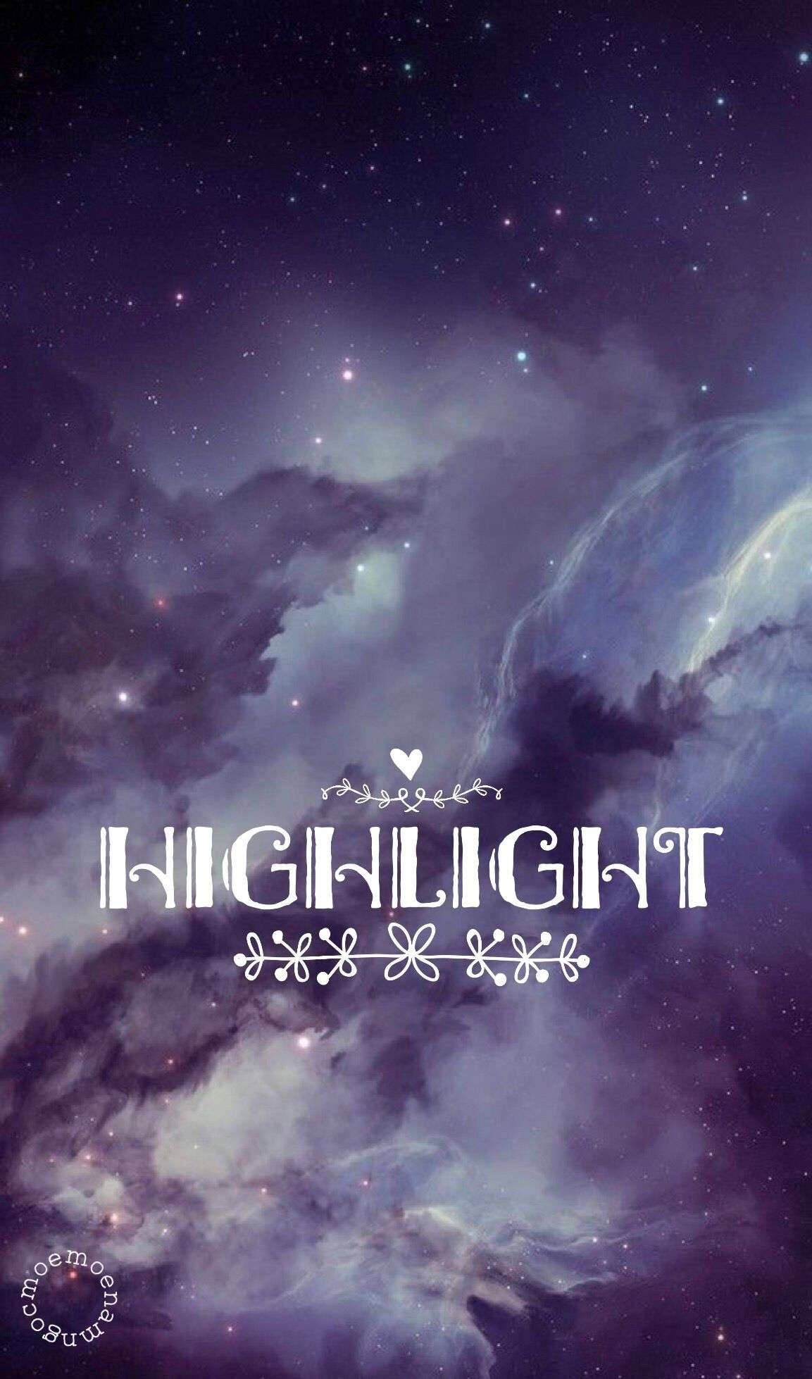 text 桌布 壁紙 — 宇宙星雲在深紫色和藍色中旋轉，帶有發光的星星和白色風格化文字中的 highlight 一詞。