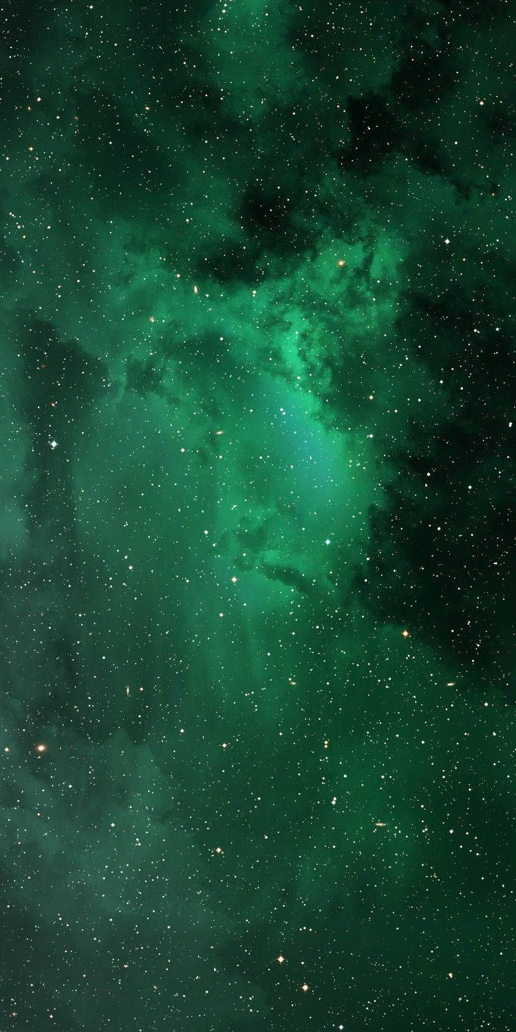 太空 桌布 壁紙 — 宇宙星雲在深翠綠色中旋轉，散落的星星在黑暗虛空中閃耀。