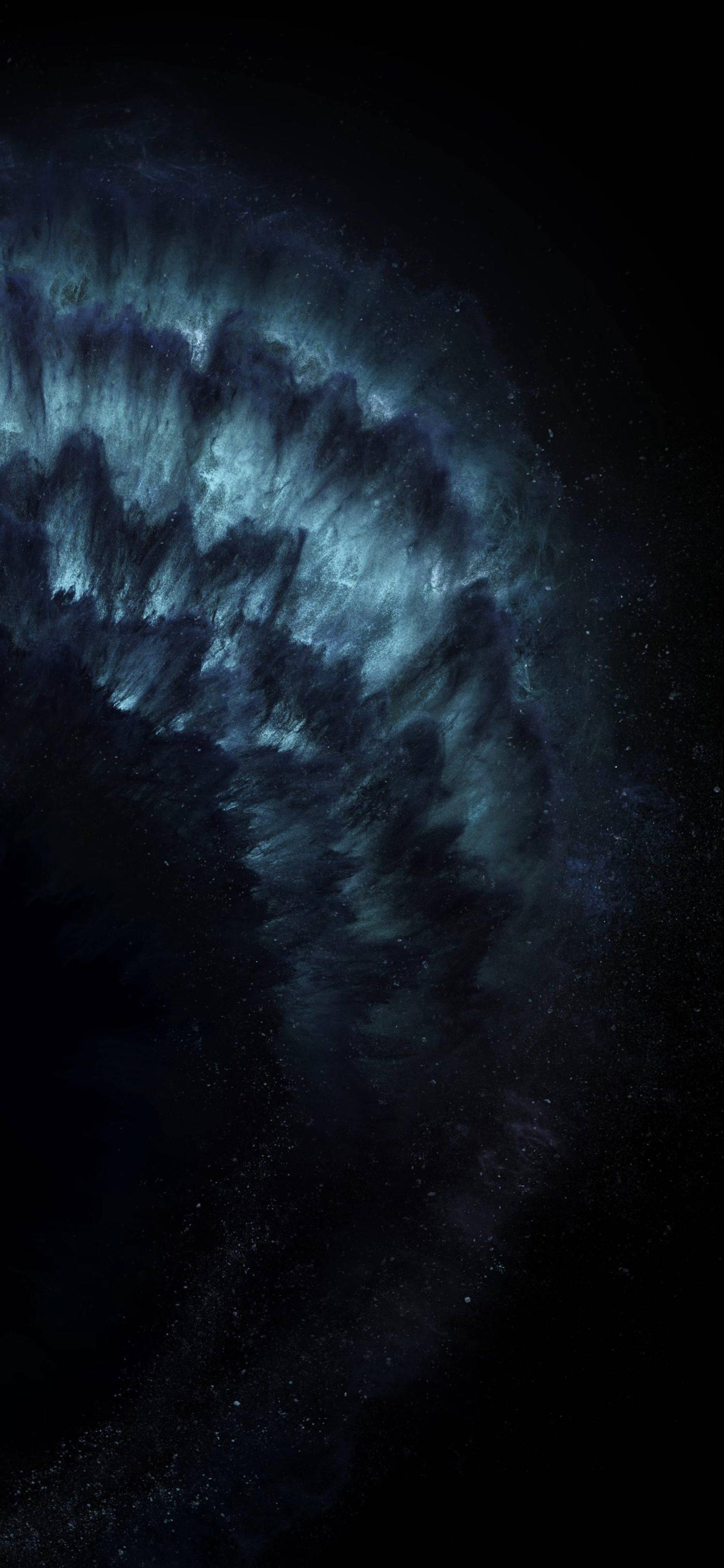 黑色 iPhone 桌布 桌布 壁紙 — 宇宙星雲在深藍和黑色中旋轉，映襯著廣闊星空場景中的星野。