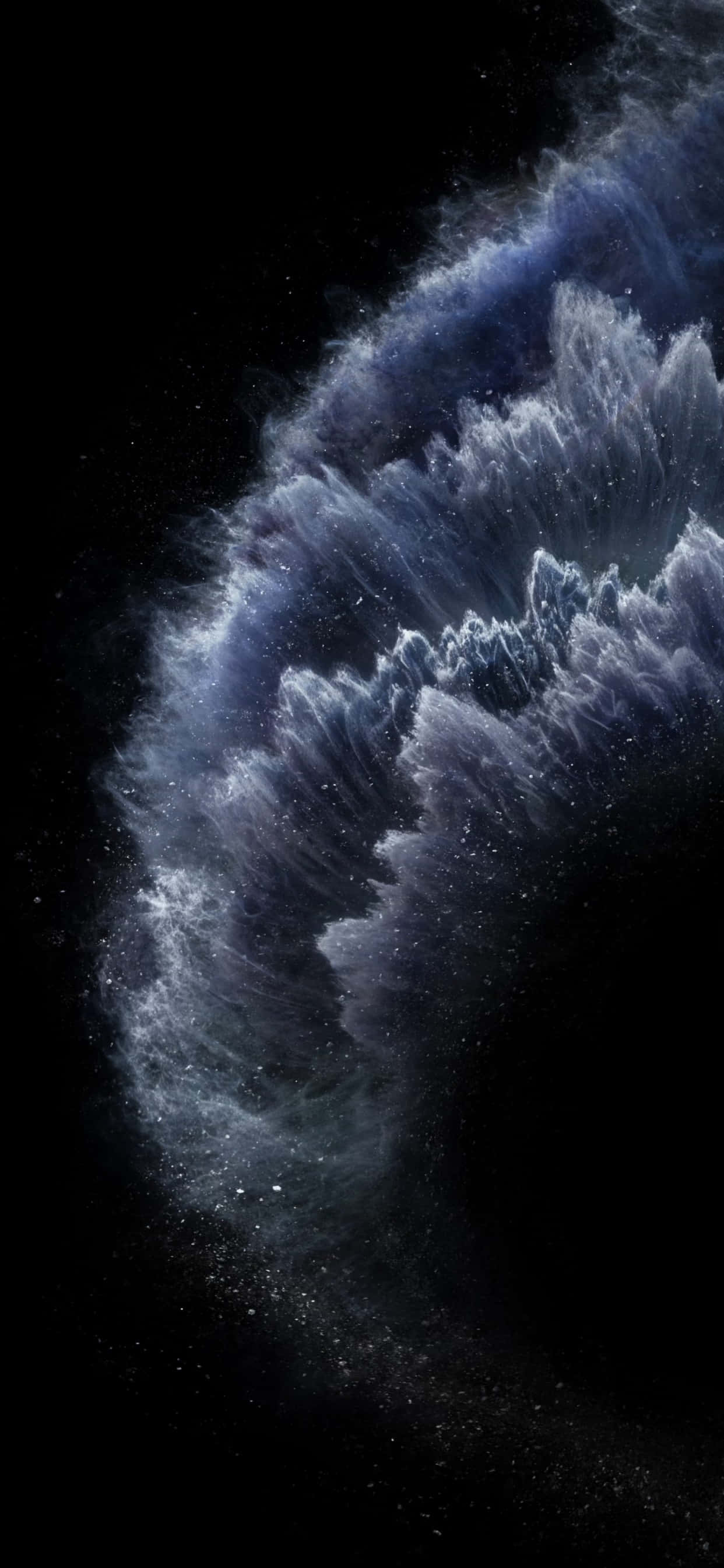 iPhone 11 Pro Max 桌布 壁紙 — 宇宙星雲在深藍色和白色中旋轉，映襯著佈滿星星的黑色虛空，形成一道雄偉的天體波。