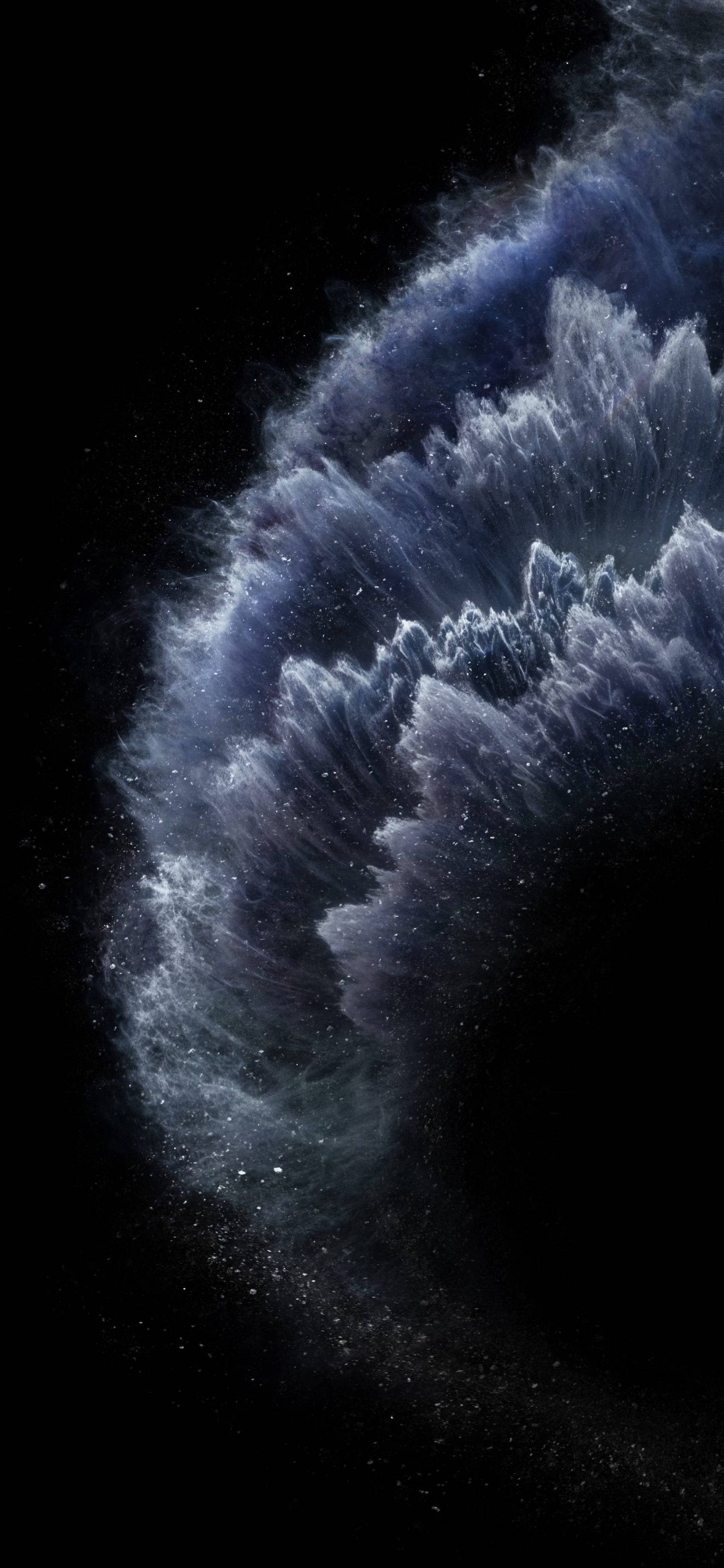 iPhone 11 桌布 壁紙 — 宇宙星雲在深藍色和紫色中旋轉，在佈滿星星的黑色虛空中形成壯麗的天體波。