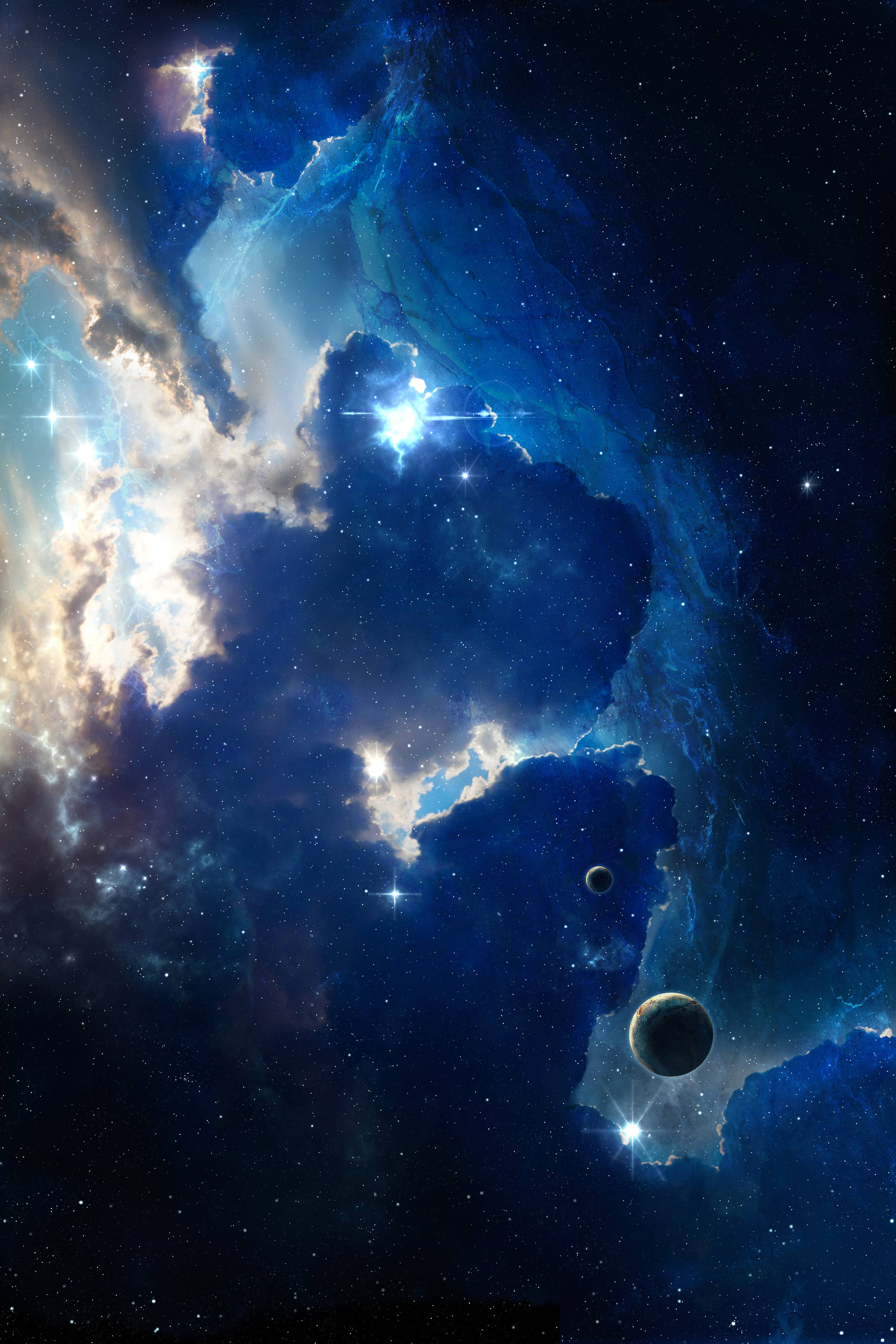 星雲 桌布 壁紙 — 宇宙星雲在深藍色和金色中旋轉，閃爍的星星和兩顆行星在廣闊的夜空中漂流。