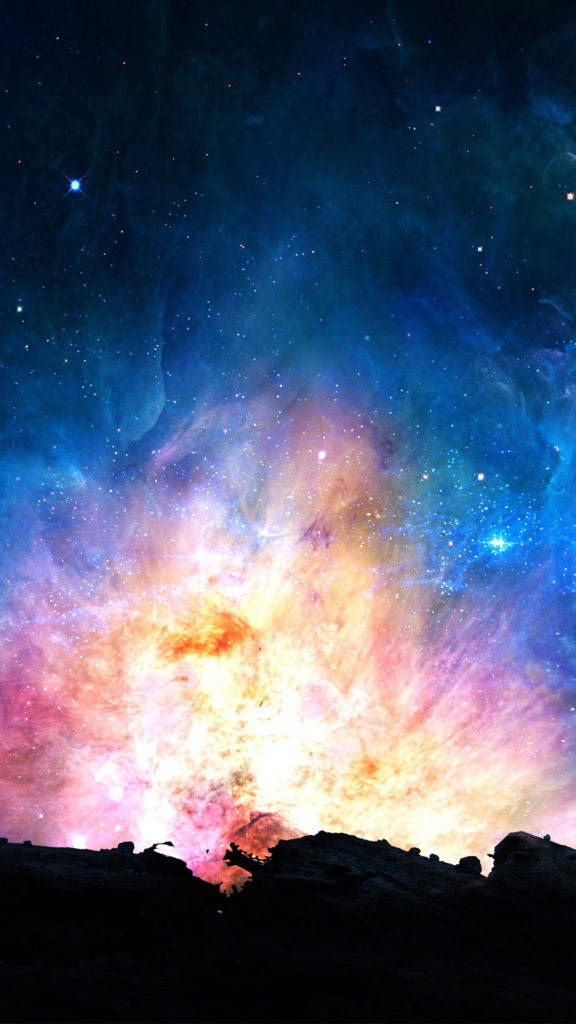 銀河 桌布 壁紙 — 宇宙星雲在深藍色星場背景下爆發熾熱橙色和柔和粉紅色的雲層，上方是黑暗的岩石地平線。