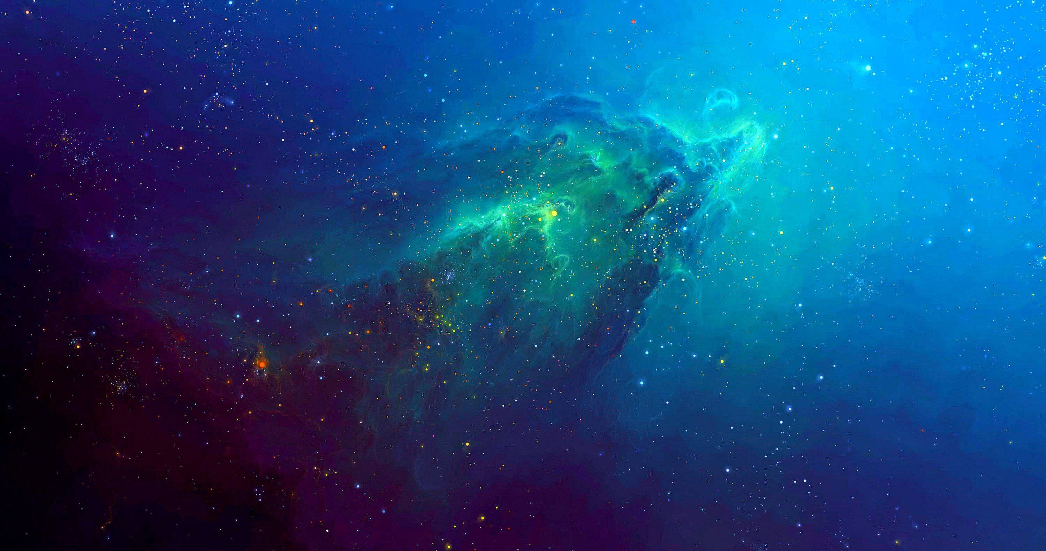 4K ultra HD galaxy 桌布 壁紙 — 宇宙星雲在漸變藍天下，以鮮豔的藍綠色和深紫色在星空中旋轉。