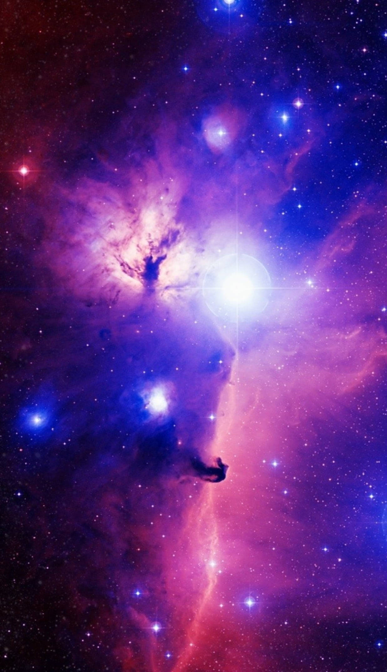 Pretty Galaxy 桌布 壁紙 — 宇宙星雲在黑暗星場中發出鮮豔的紫色和粉紅色雲彩，由明亮的星星照亮。