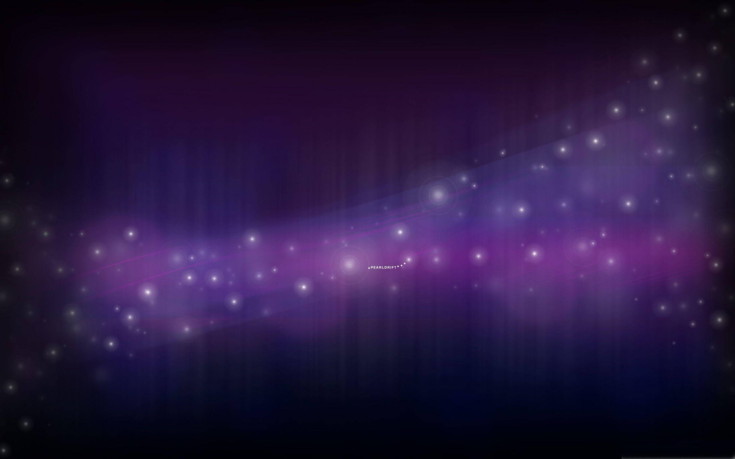 設計 桌布 壁紙 — 宇宙星雲在黑暗虛空中旋轉，散發著紫色和藍色的光芒。