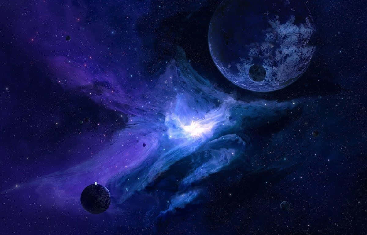 月光 桌布 壁紙 — 宇宙星雲散發出充滿活力的藍色和紫色色調，行星在佈滿星辰的虛空中飄移。