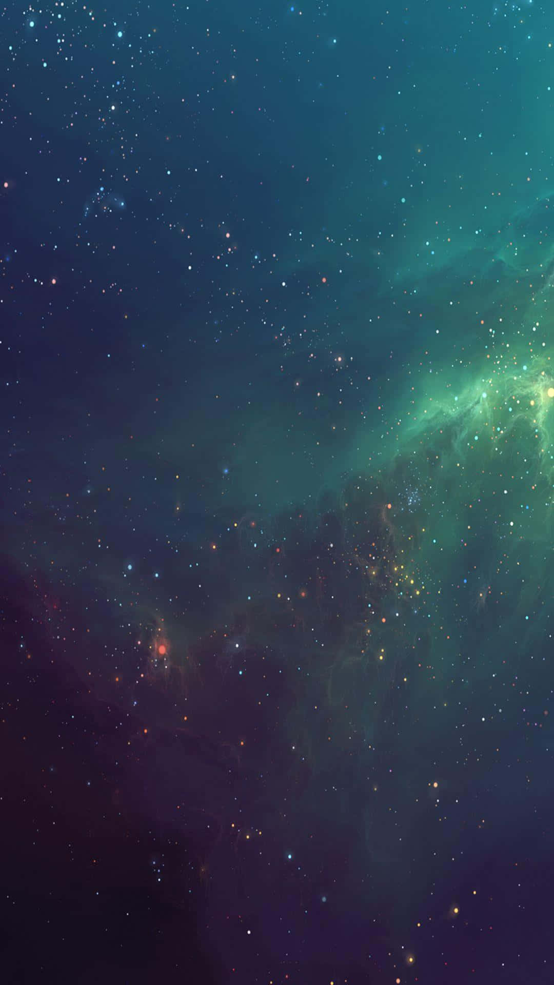 Green Galaxy 桌布 壁紙 — 宇宙星雲旋轉著青綠色和紫色的色調，點綴著無數閃爍的星星，背景是深邃的太空。