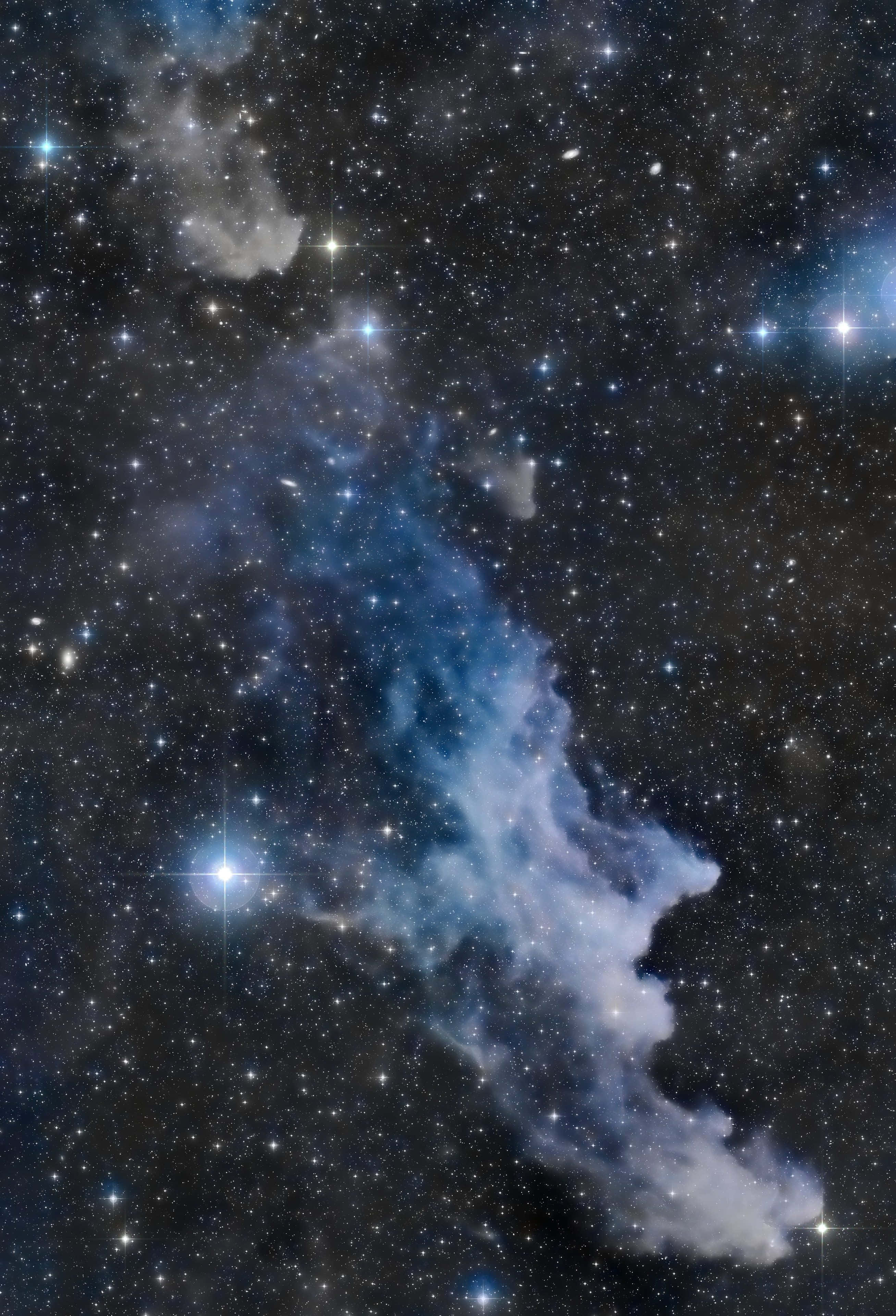 Interstellar Cloud 桌布 壁紙 — 宇宙星雲發出空靈的藍色和白色觸手，在閃爍天體的星場中發光。