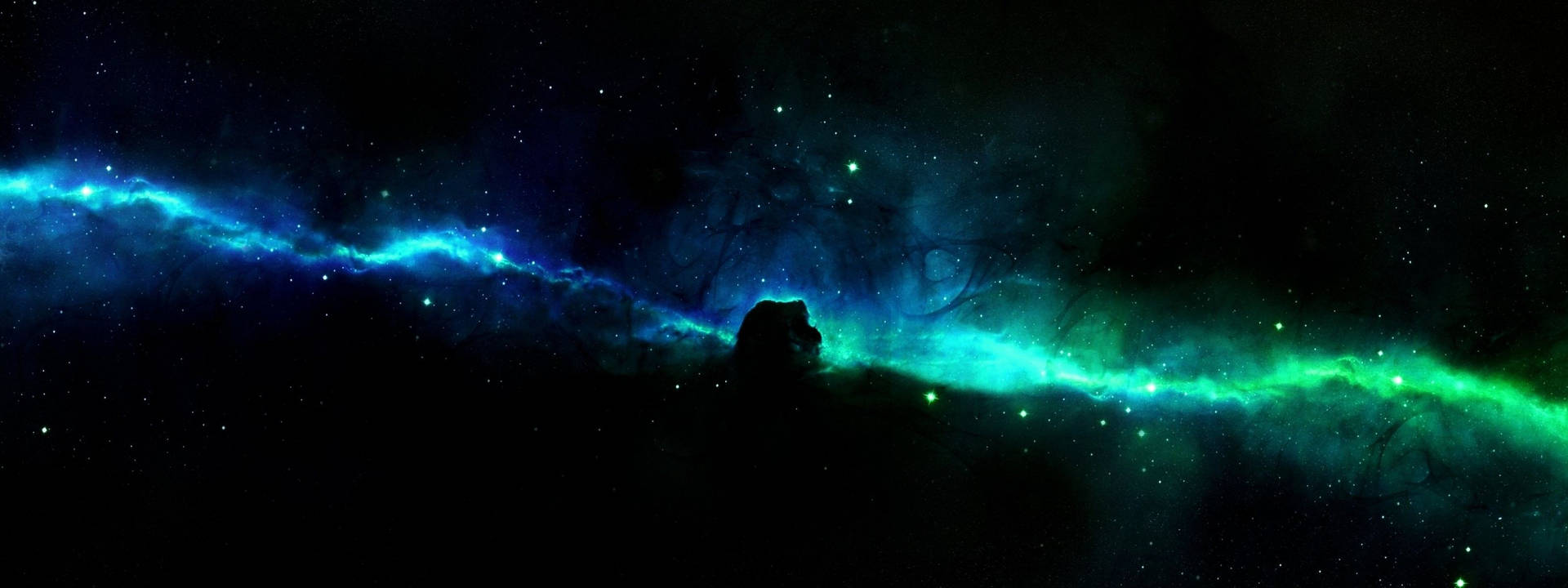 夜空 桌布 壁紙 — 宇宙星雲發出電光藍和綠色調，在星空背景下，前景有黑暗剪影。