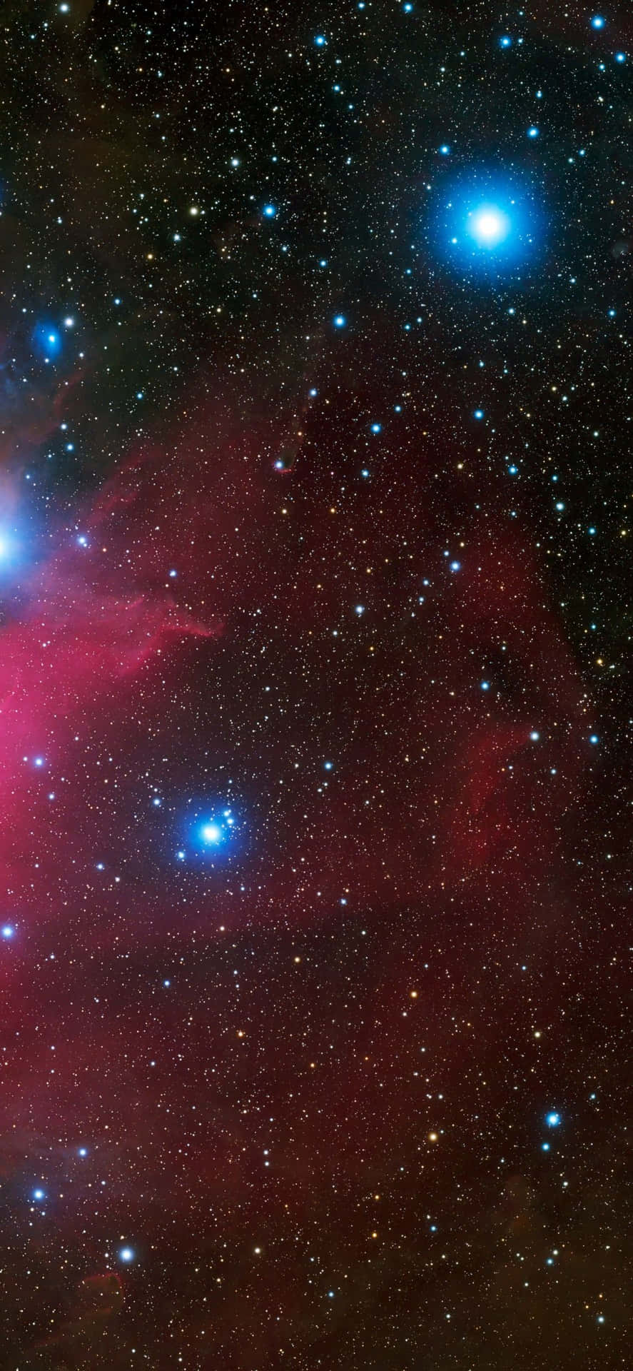 外太空 桌布 壁紙 — 宇宙景觀：發光的藍色恆星穿透旋轉的紅色和黑暗星雲，映襯著星場。