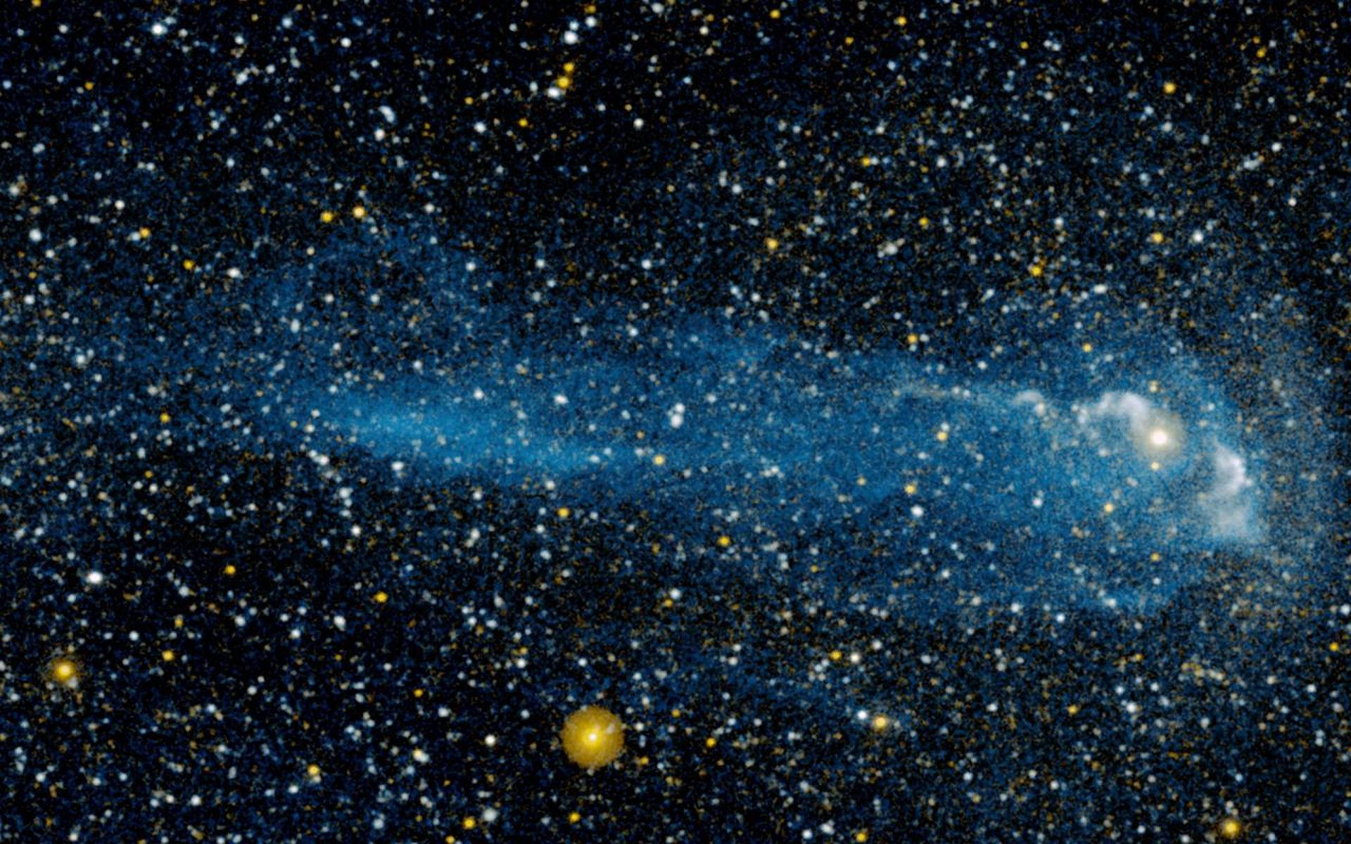 NASA 動態圖片 桌布 壁紙 — 宇宙景觀：發光的藍色星雲蜿蜒穿過密集的星場，映襯著深邃的黑色虛空。