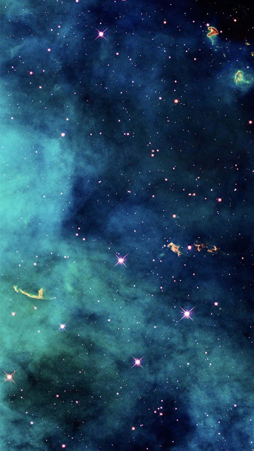 外太空 桌布 壁紙 — 宇宙景觀，發光的青綠色和深藍色星雲點綴著閃爍的星星，背景是黑暗虛空。