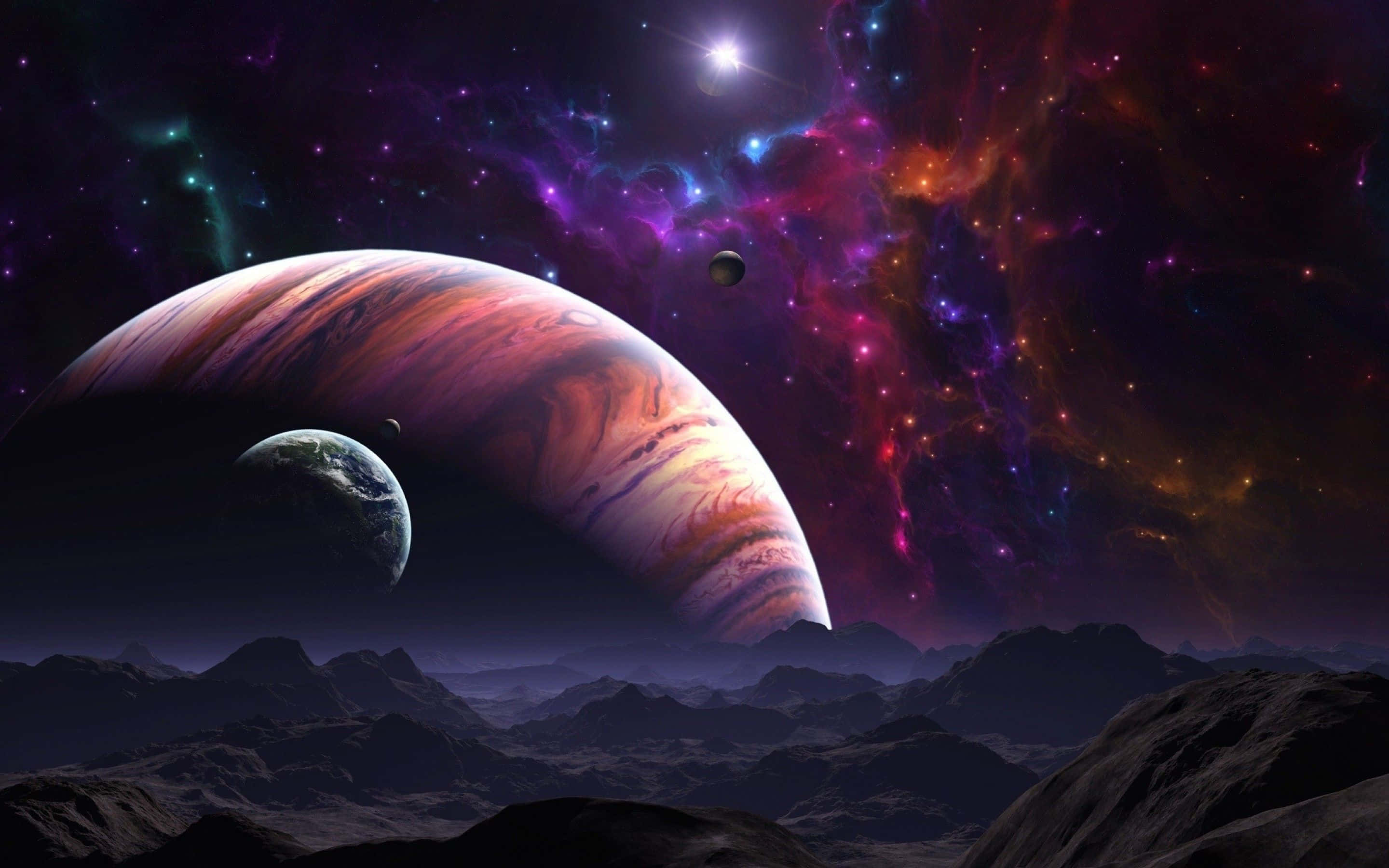 Planets 桌布 壁紙 — 宇宙景觀揭示一顆巨大的條紋行星和一顆藍色的小地球，位於鋸齒狀的外星山脈之上，下方是星爆星雲。