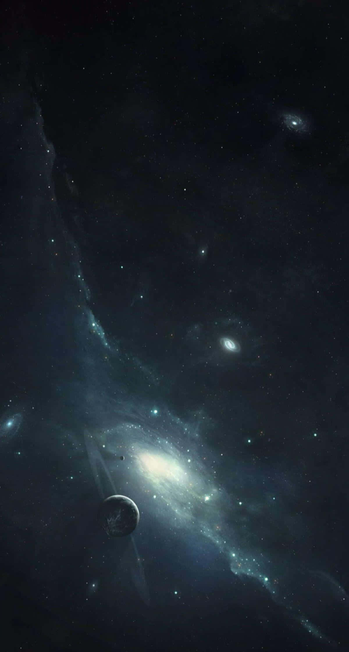 太空電話 桌布 壁紙 — 宇宙景觀揭示了一個發光的螺旋星系，在佈滿星辰的黑色虛空中旋轉著藍色和白色的星雲。