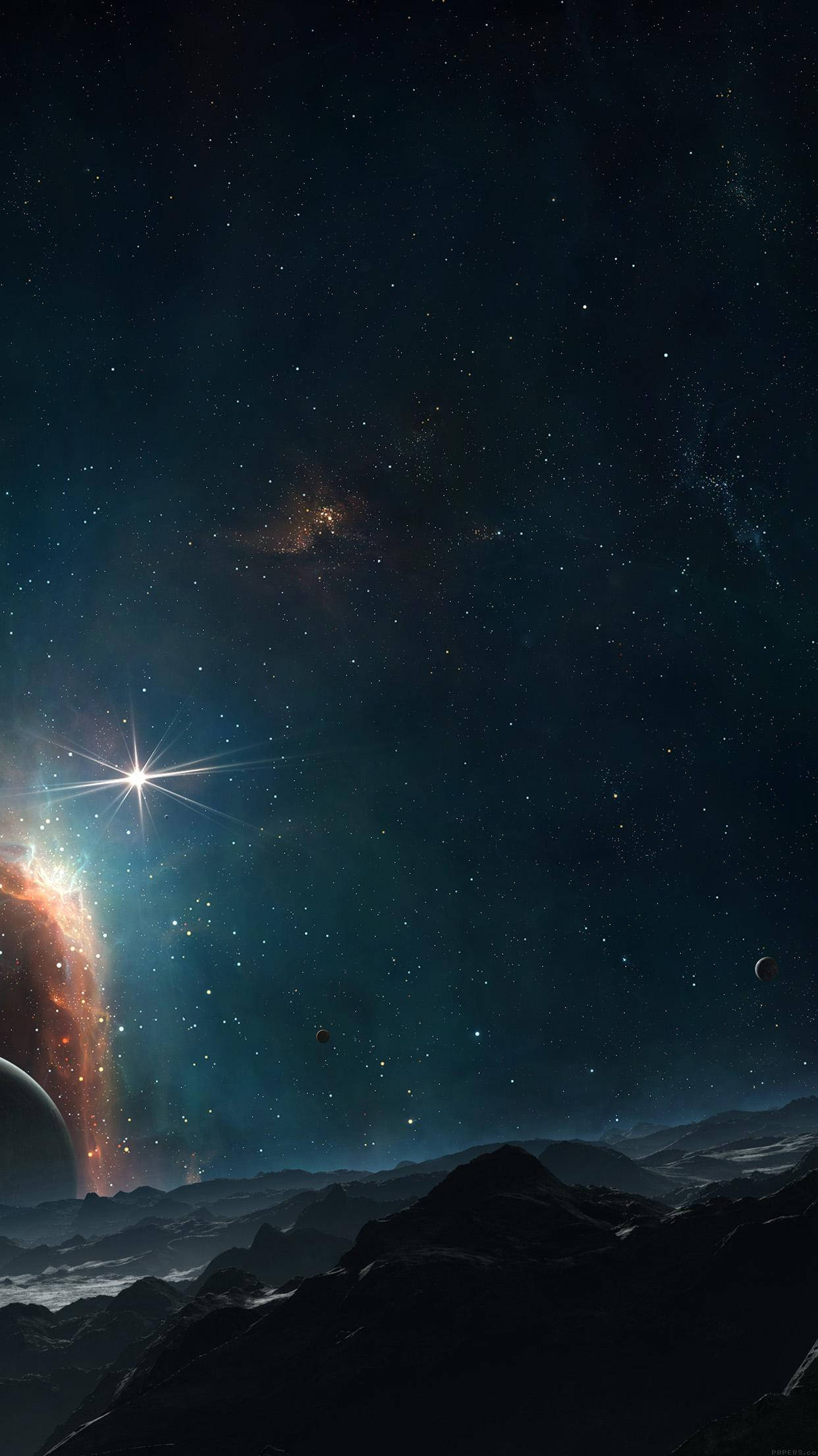 銀河 iPhone 桌布 壁紙 — 宇宙景觀揭示了在星暴星系和深空中發光的星雲下的鋸齒狀外星山脈。