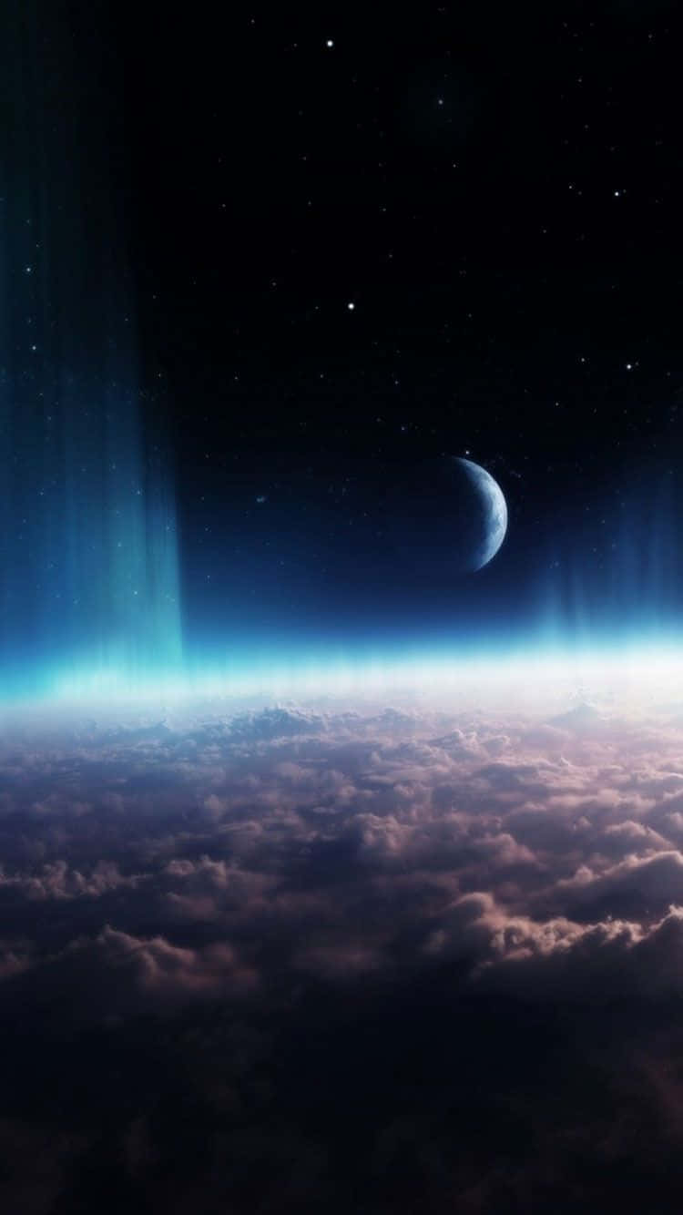 地球 桌布 壁紙 — 宇宙景觀顯示一道發光的極光在雲層上方拱起，暗夜中有新月和星星。