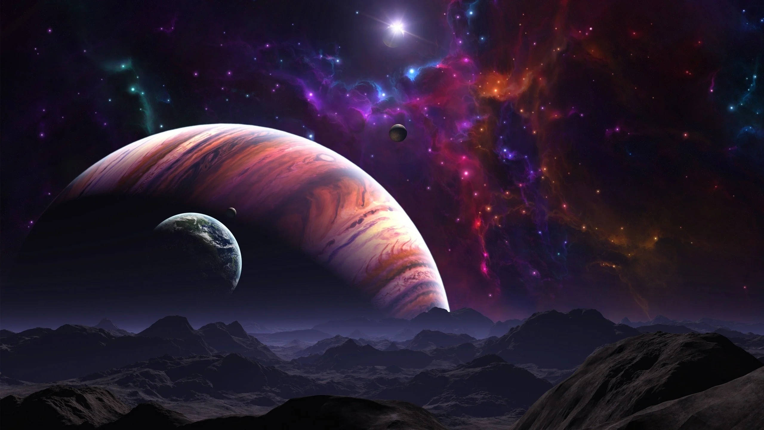 太空 桌布 壁紙 — 宇宙景觀顯示一顆巨大的條紋行星和一顆藍色小月亮在異星山脈上空升起，背景是充滿活力的星雲。