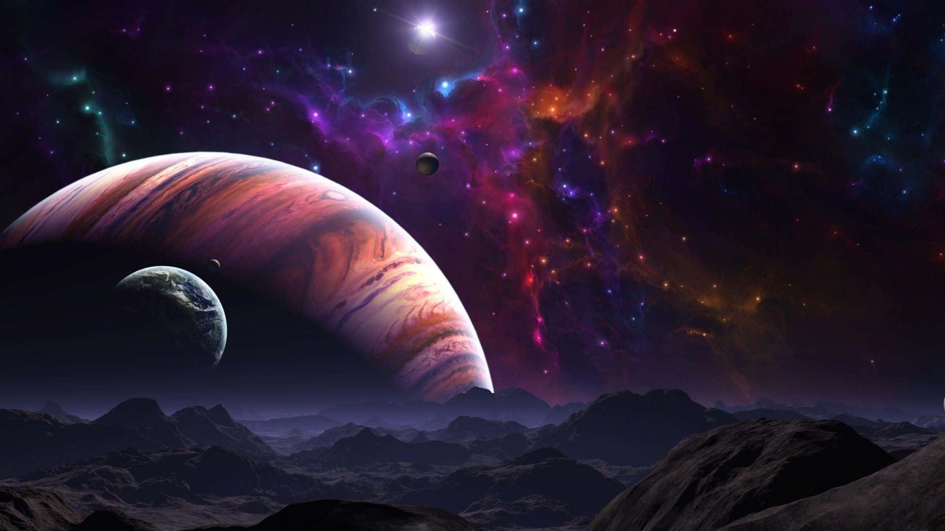 全高清 桌布 壁紙 — 宇宙景觀顯示一顆巨大的條紋行星和一顆藍色的類地衛星在充滿活力的星雲背景下從外星山脈升起。