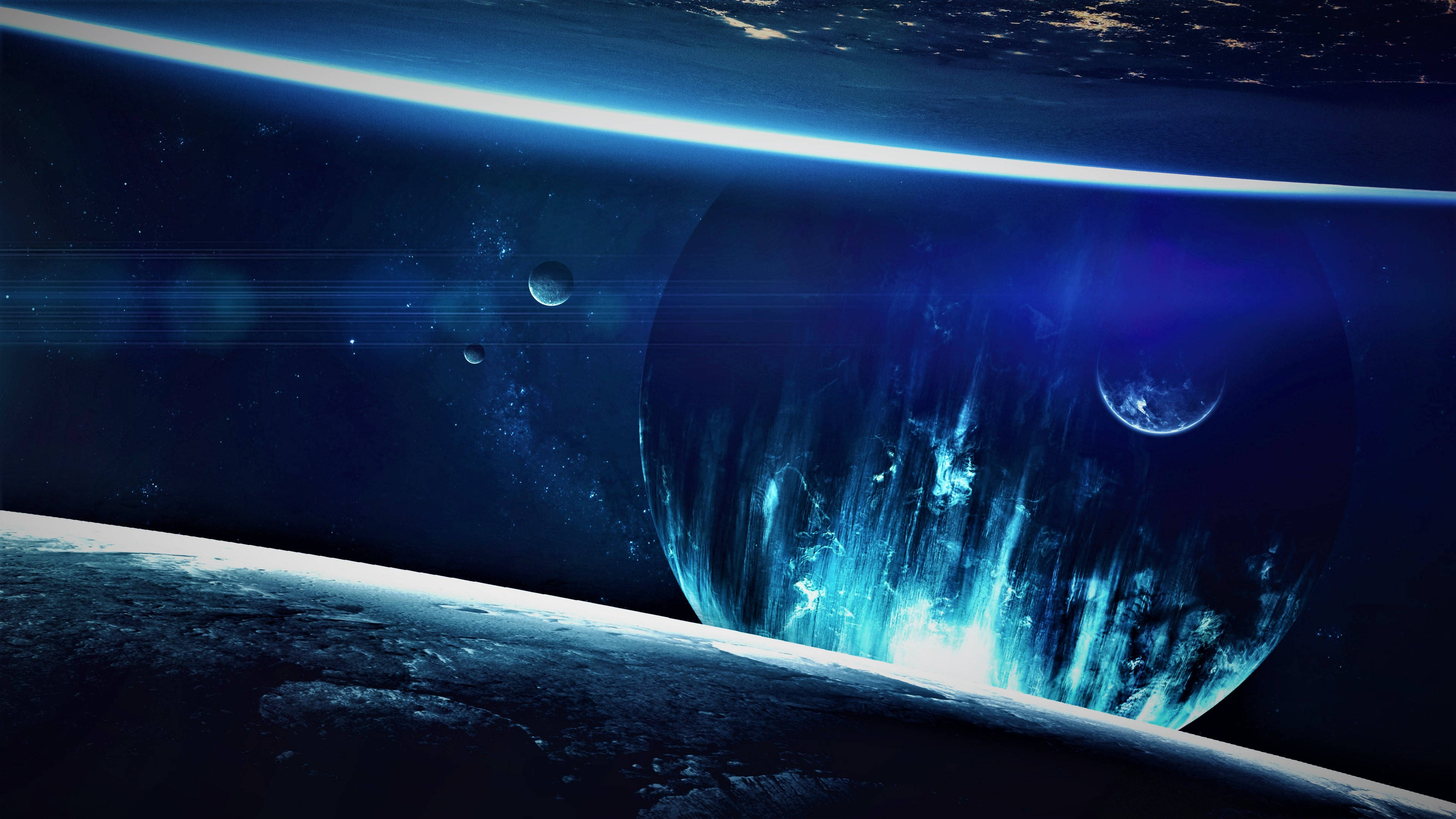 宇宙 桌布 壁紙 — 宇宙景觀顯示一顆發光的藍色星雲從行星表面噴發，背景是繁星點點的虛空和遙遠的衛星。