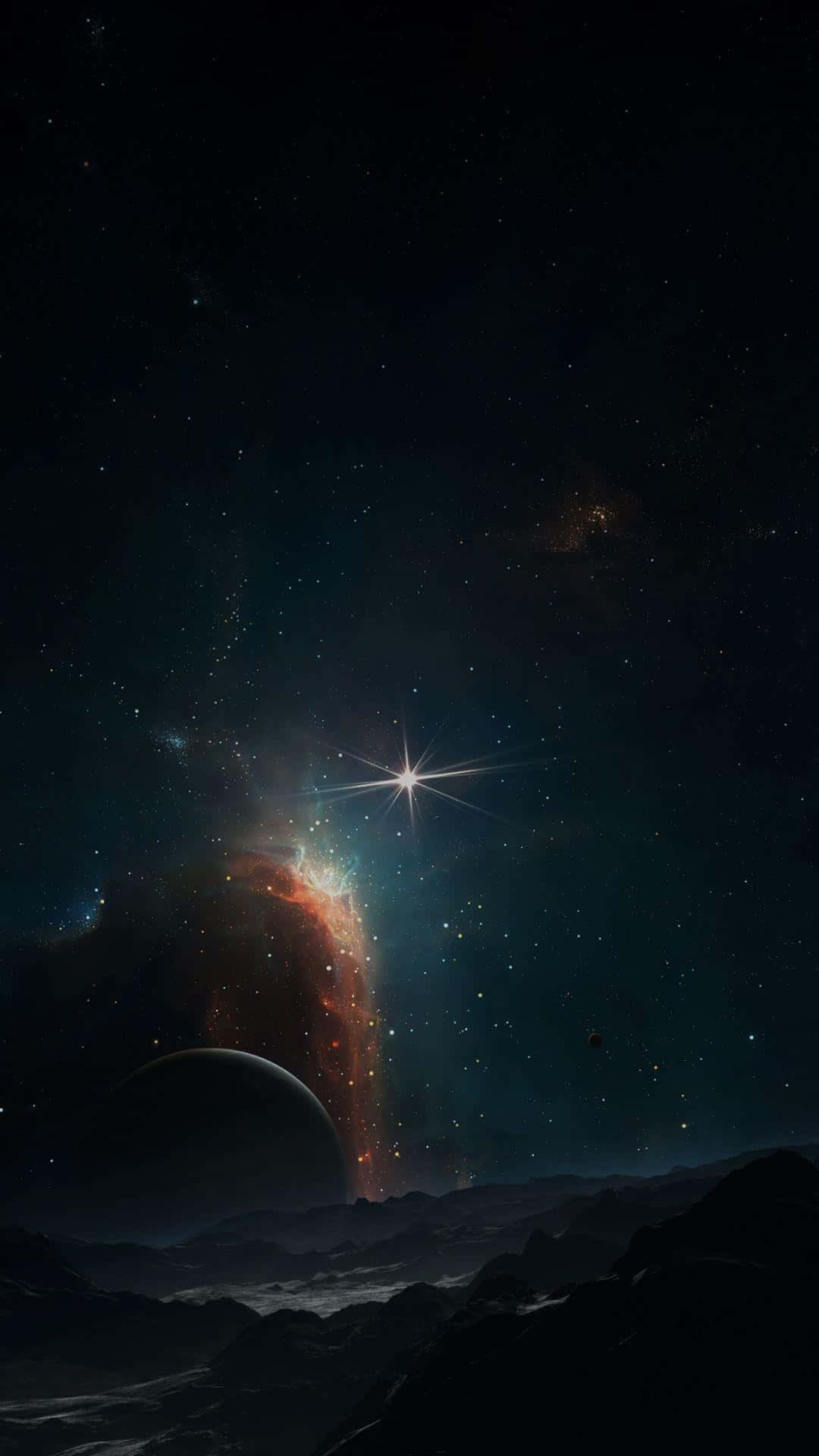 Galaxy Sky 桌布 壁紙 — 宇宙景觀顯示發光星雲和明亮恆星在黑暗外星山脈之上，遠處有行星。