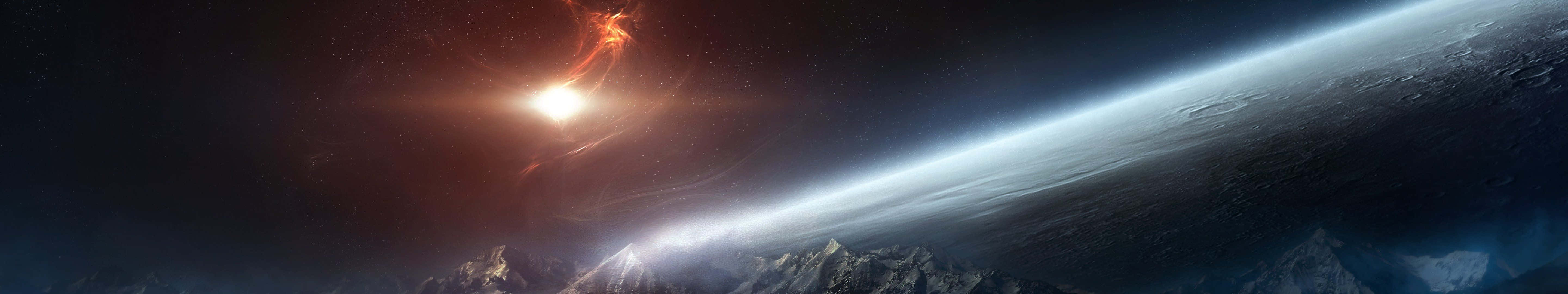 Dark Triple Monitor 桌布 壁紙 — 宇宙景觀顯示發光的星雲在鋸齒狀山峰之上，帶有彎曲的行星地平線。