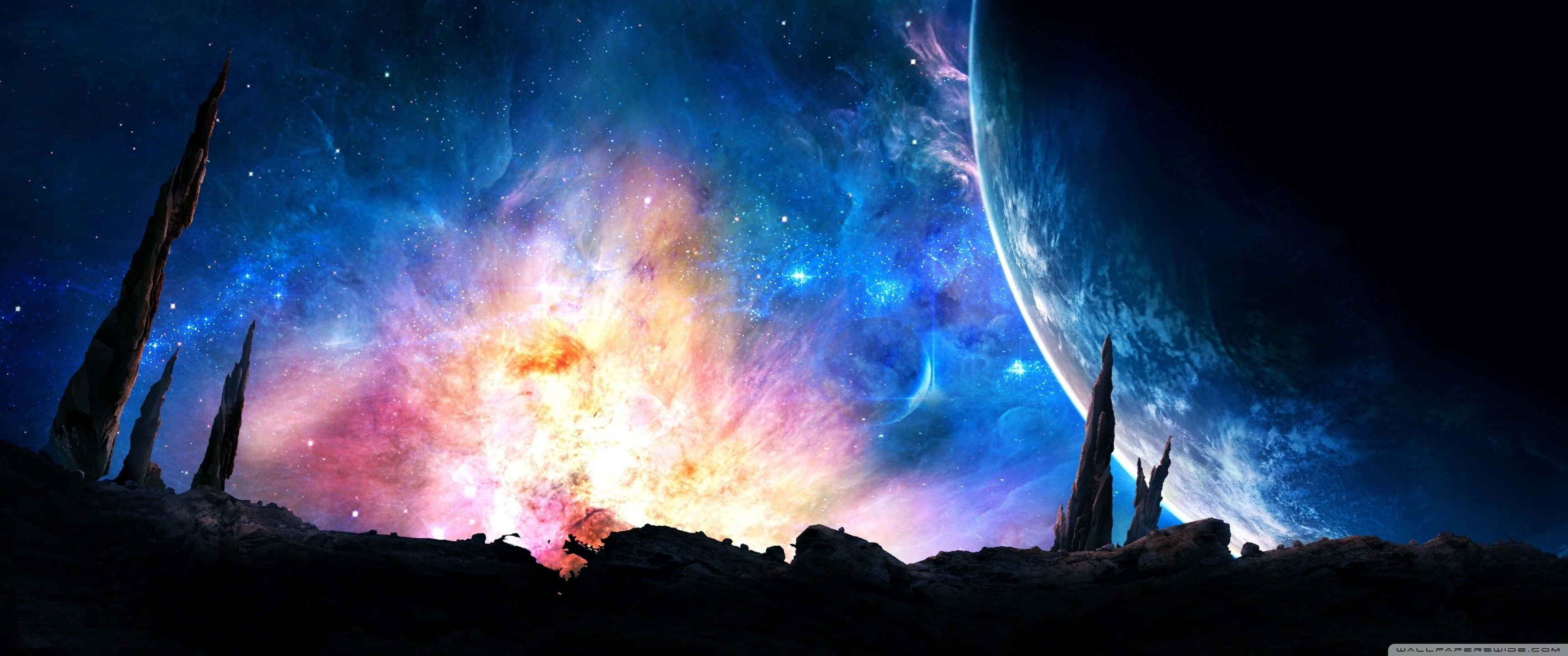 桌布 壁紙 — 宇宙景觀顯示鋸齒狀岩石形成剪影，襯托著鮮豔星雲和深空中發光的行星。