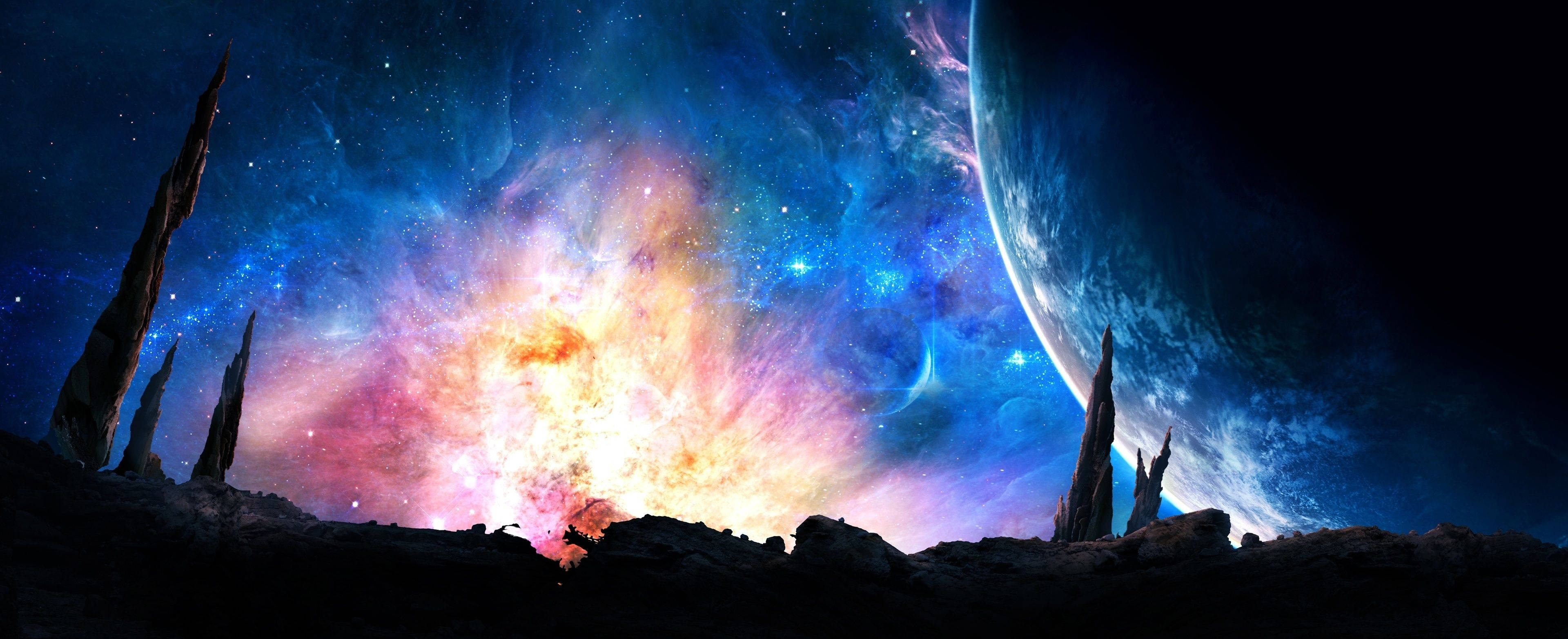3840x1600 桌布 壁紙 — 宇宙景觀顯示鋸齒狀的外星尖塔在鮮豔星雲和巨大藍色行星的襯托下形成剪影，位於深空之中。