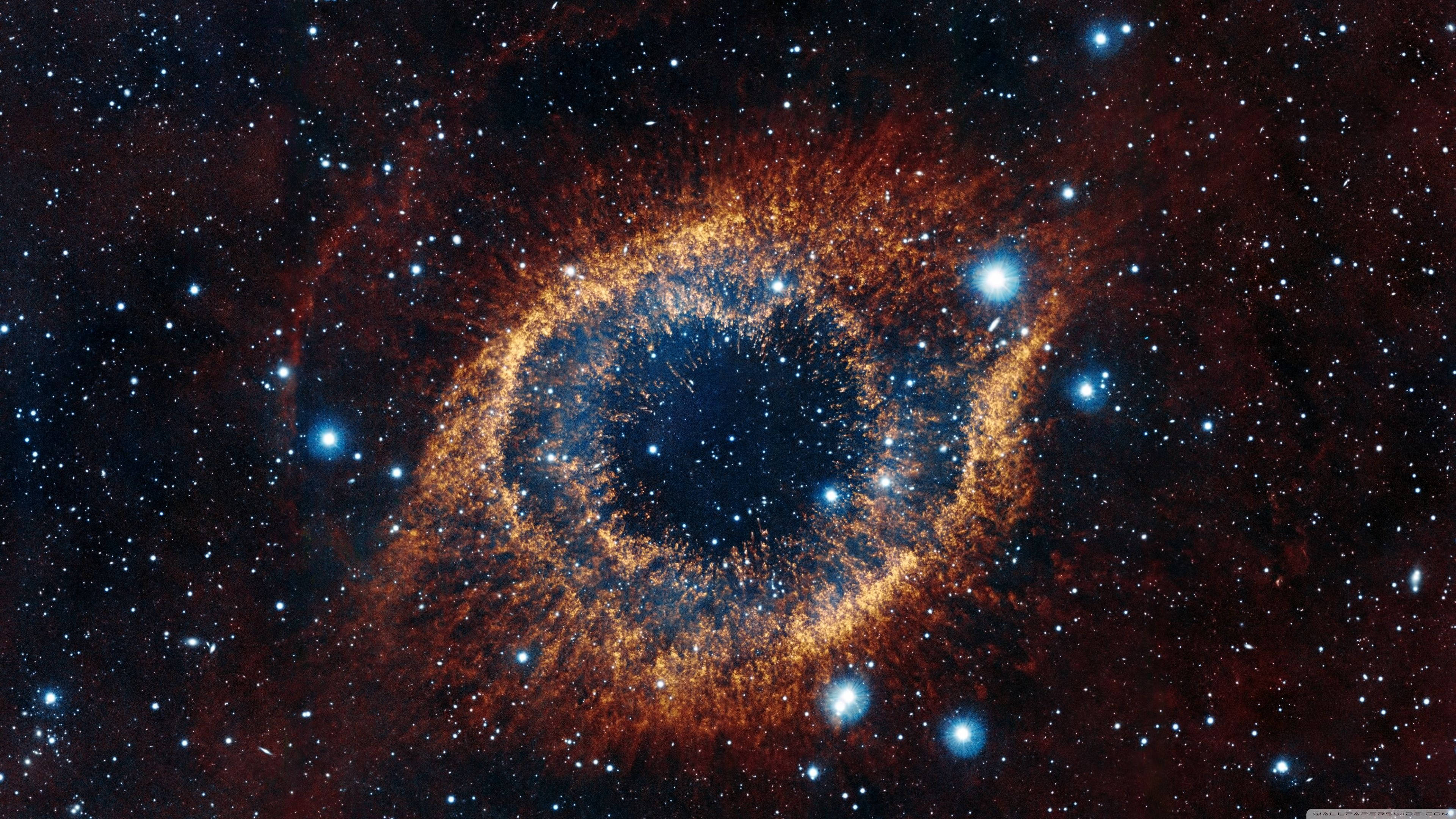 太空 桌布 壁紙 — 宇宙眼狀星雲在星空中發出火橙色和深藍色的光芒。