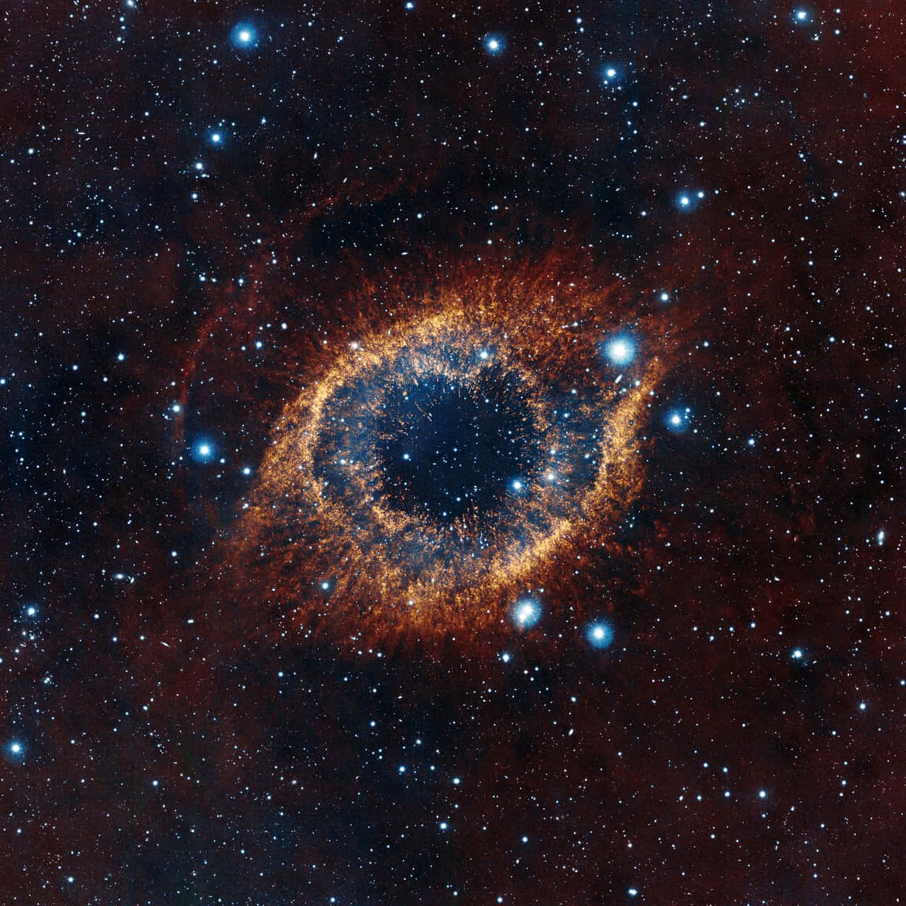 外太空 桌布 壁紙 — 宇宙眼狀星雲在星空背景下散發出火橙色和深藍色的光芒。