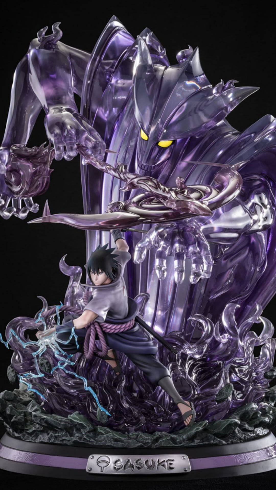 Sasuke Susanoo 桌布 壁紙 — 宇智波佐助與一隻高聳的紫色查克拉野獸戰鬥，牠擁有發光的黃色眼睛和噼啪作響的藍色閃電。
