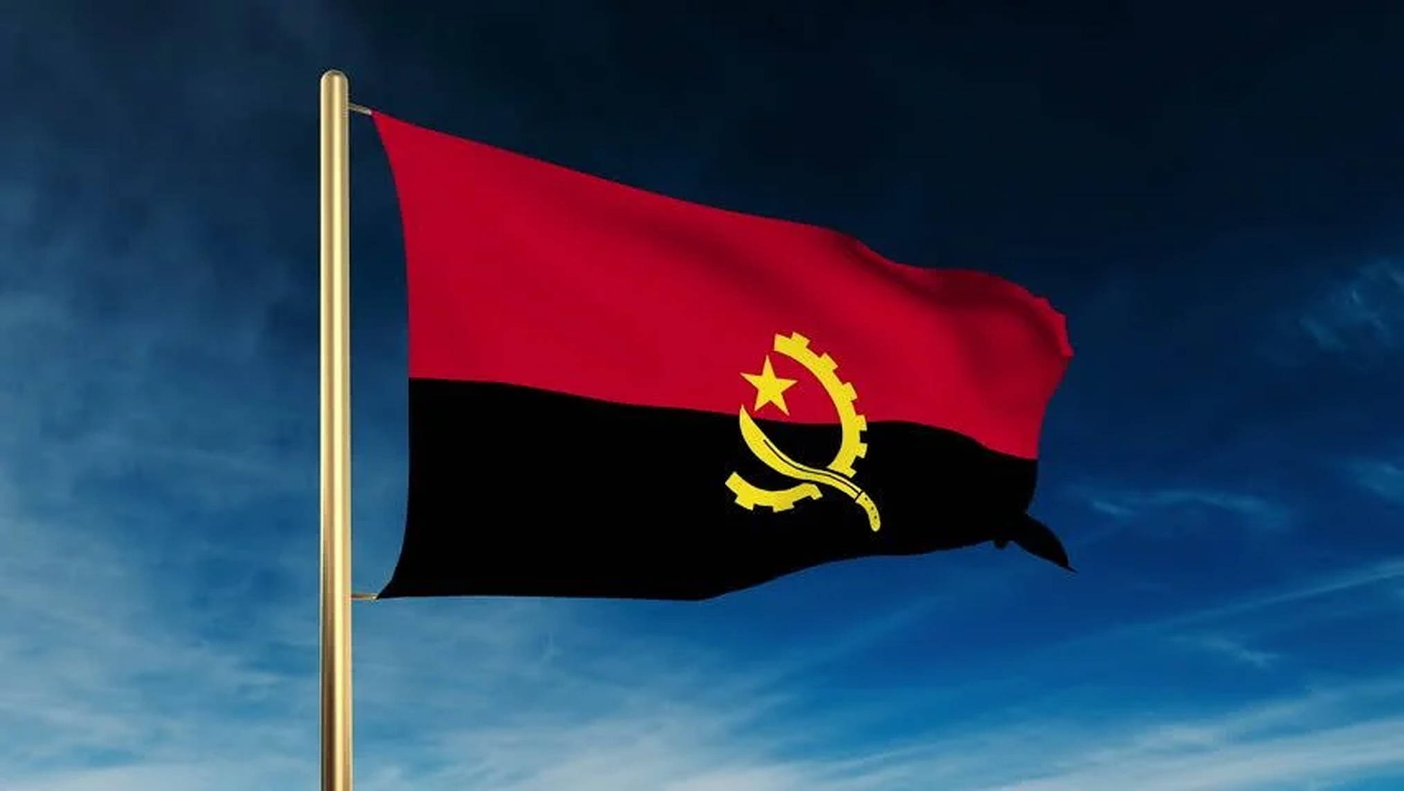 Angola 桌布 壁紙 — 安哥拉國旗，帶有紅色和黑色水平條紋及黃色徽章，在深藍色天空和薄雲中飄揚。