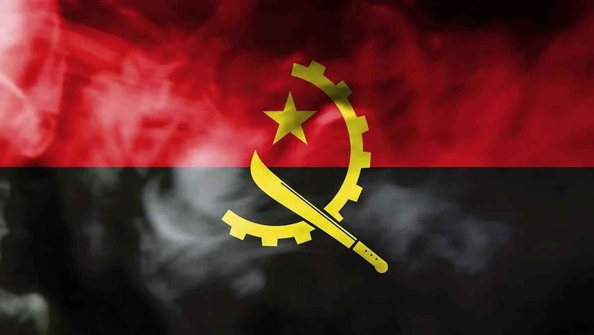 Angola 桌布 壁紙 — 安哥拉國旗上的鎚子鐮刀和星星標誌在旋轉的紅色和黑色煙霧中浮現。
