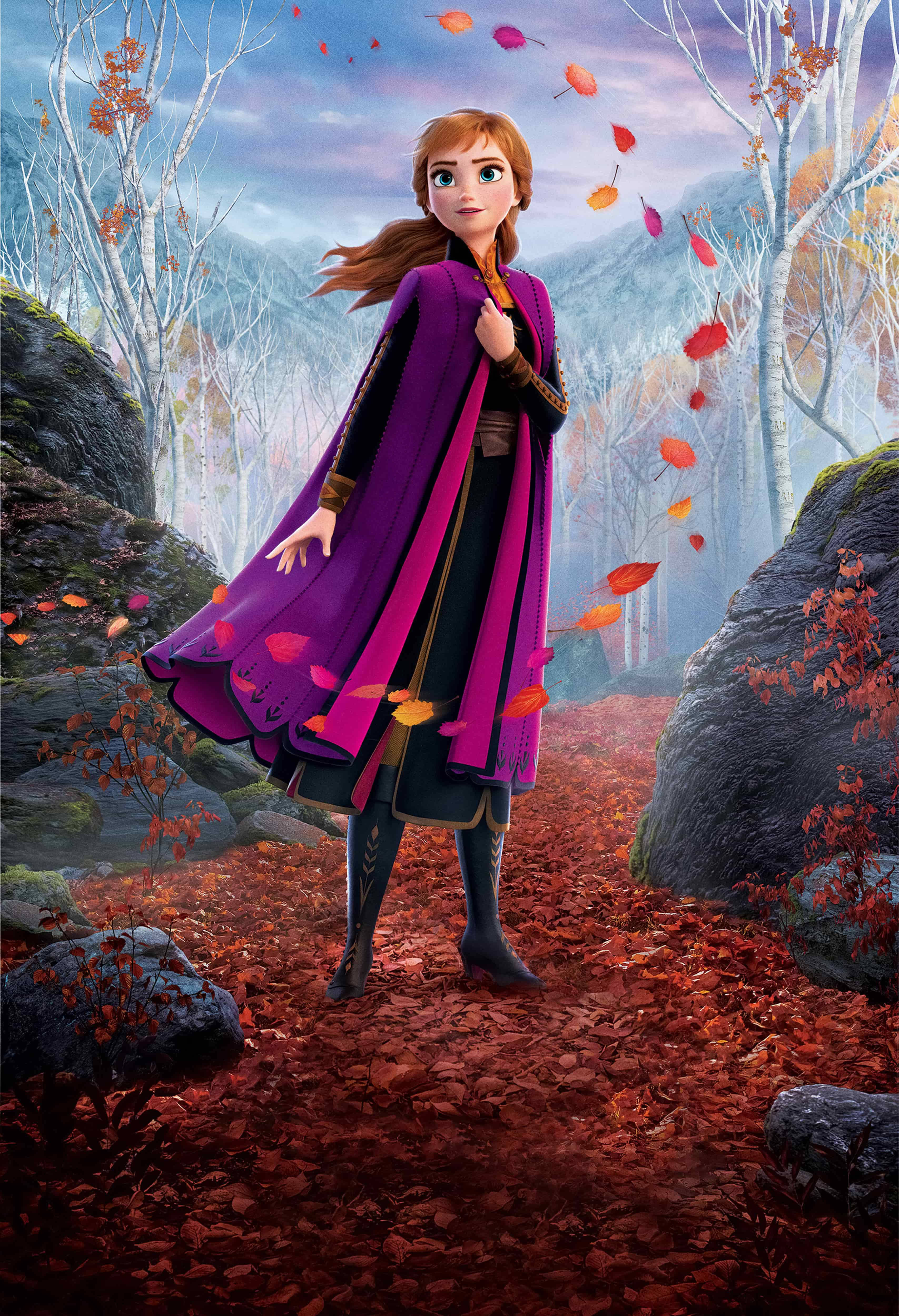 Princess 桌布 壁紙 — 安娜站在霧氣瀰漫的秋林中，鮮紅的樹葉在她紫色斗篷周圍旋轉。