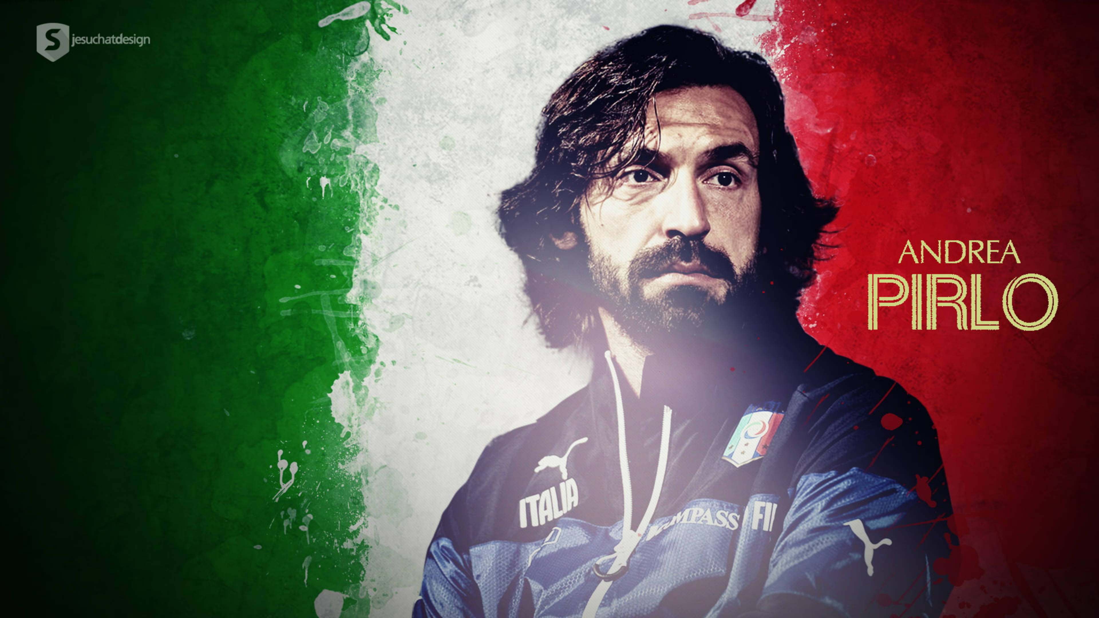 andrea pirlo 桌布 壁紙 — 安德烈亞·皮爾洛身穿義大利國家隊球衣，站在帶有紋理的義大利國旗背景前，配有粗體文字。