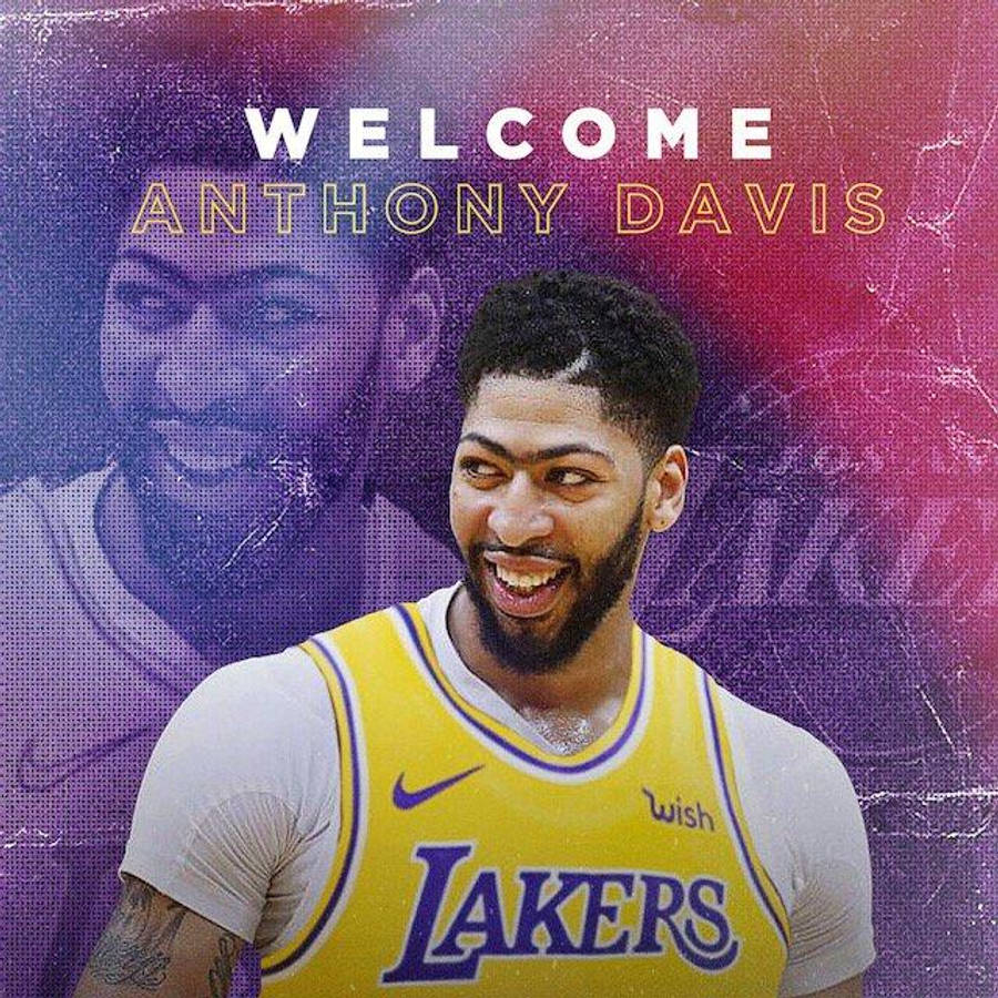 Anthony Davis 桌布 壁紙 — 安東尼·戴維斯身穿湖人球衣，在充滿活力的紫色和粉紅色紋理背景上，帶有「WELCOME ANTHONY DAVIS」文字，光芒四射。