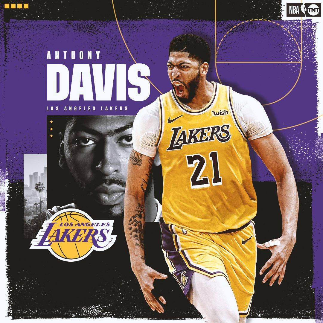 Anthony Davis 桌布 壁紙 — 安東尼·戴維斯身穿湖人隊球衣，在紫色籃球場背景下，伴隨球隊標誌和城市景觀，動態咆哮。