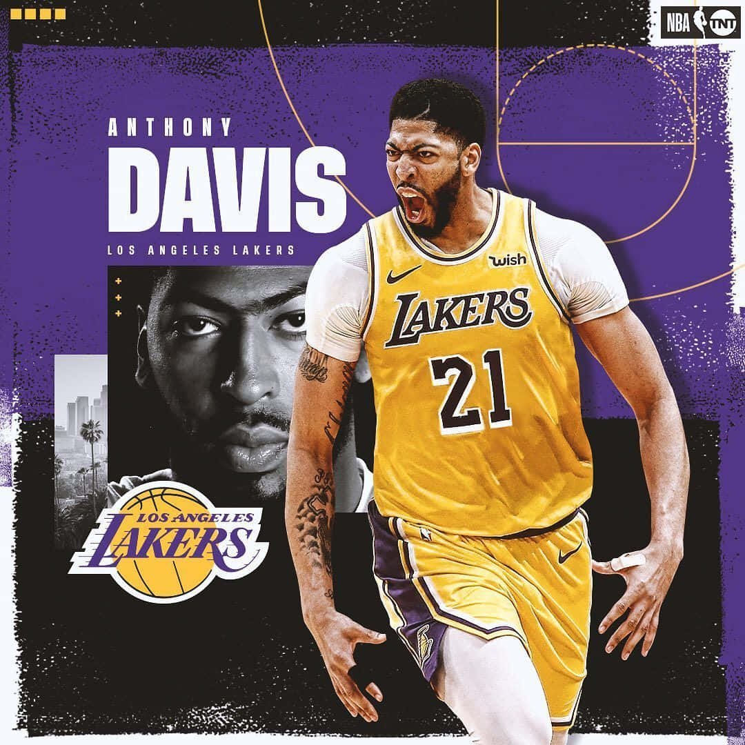 Anthony Davis 桌布 壁紙 — 安東尼·戴維斯身穿黃色湖人隊球衣，在紫色籃球場背景下，伴隨球隊標誌和城市景觀，動態地咆哮。