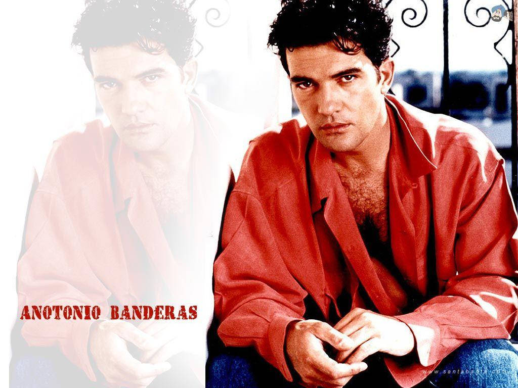 antonio banderas 桌布 壁紙 — 安東尼奧·班德拉斯穿著紅色襯衫，身後帶有褪色的雙重曝光效果，凝視著。