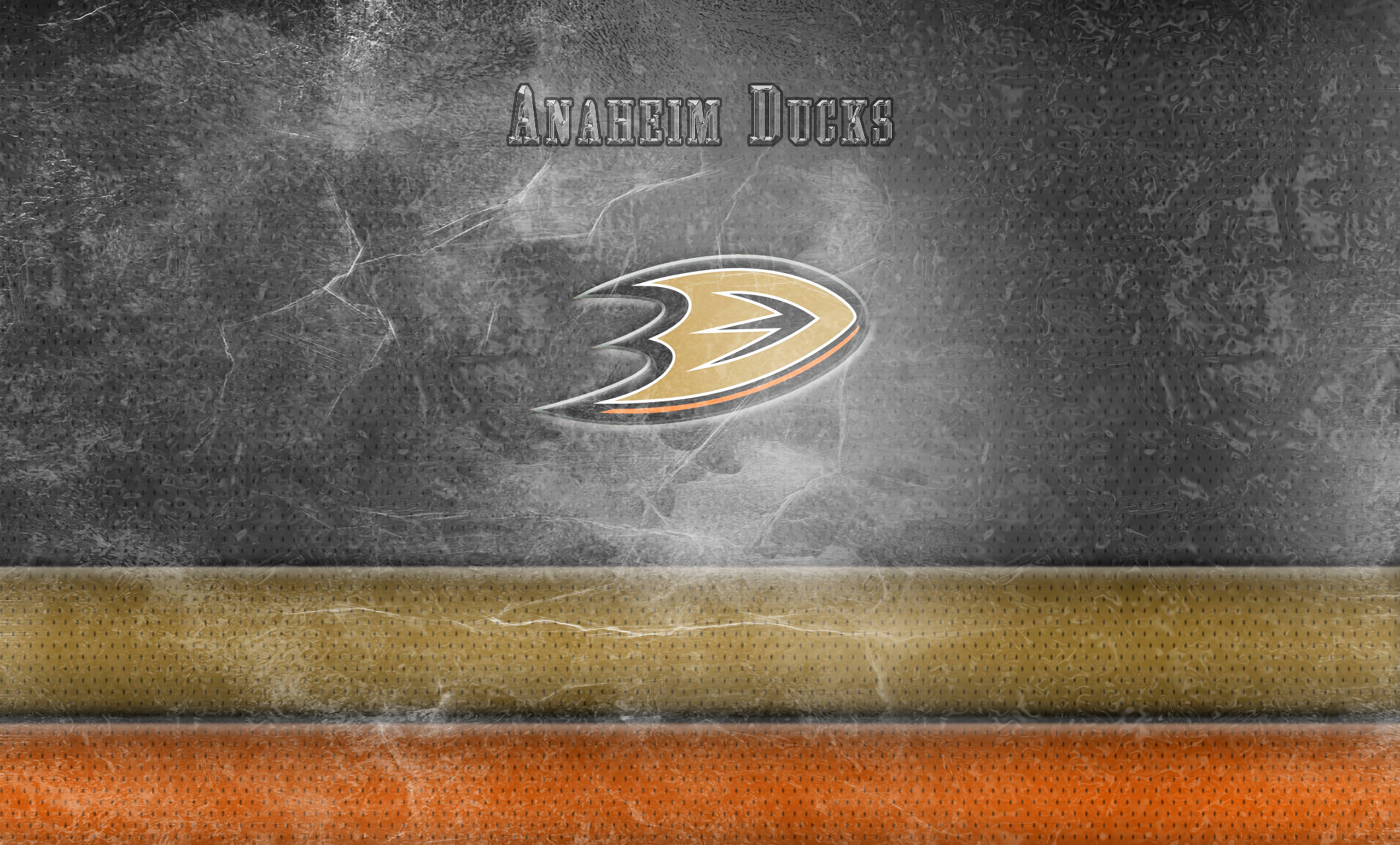 ducks 桌布 壁紙 — 安納海姆鴨隊標誌居中放置在帶有紋理的灰色牆壁上，下方有橙色和金色的冰球球衣條紋。