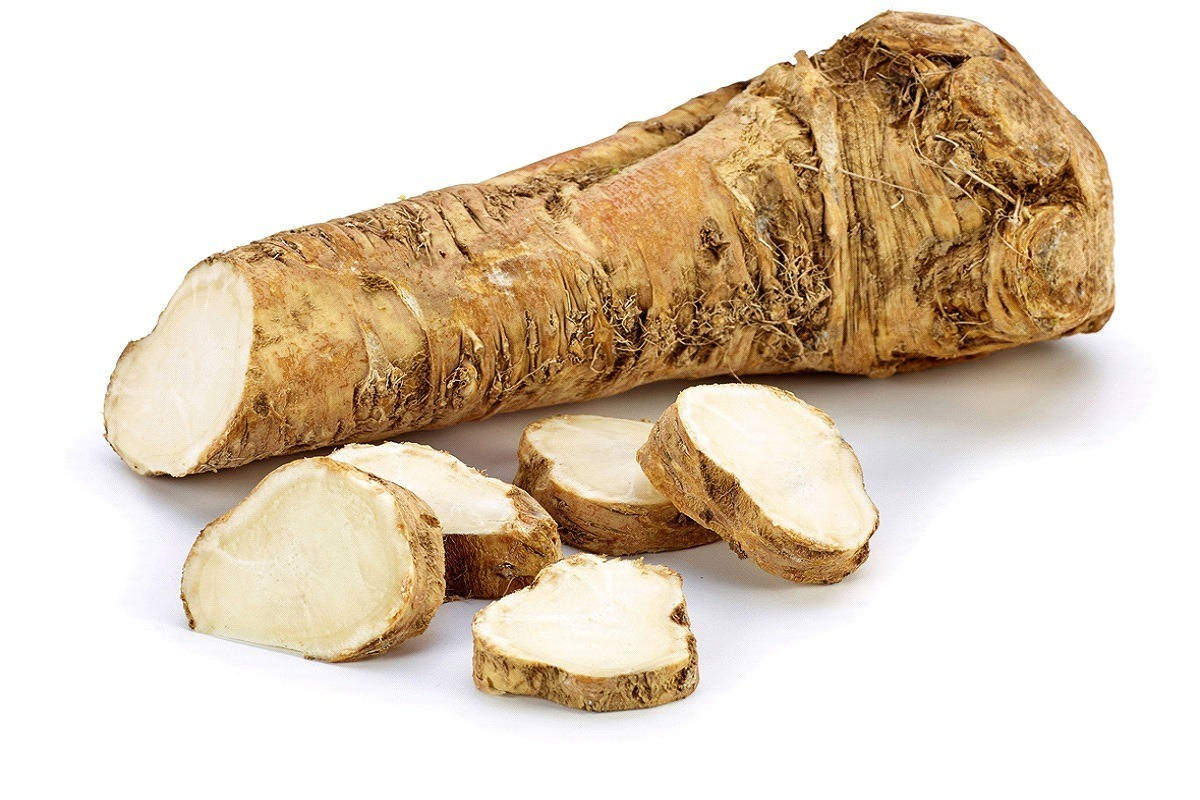 Healthy Food 桌布 壁紙 — 完整和切片牛蒡根，帶粗糙棕色外皮和淡奶油色內部，襯以潔白背景。