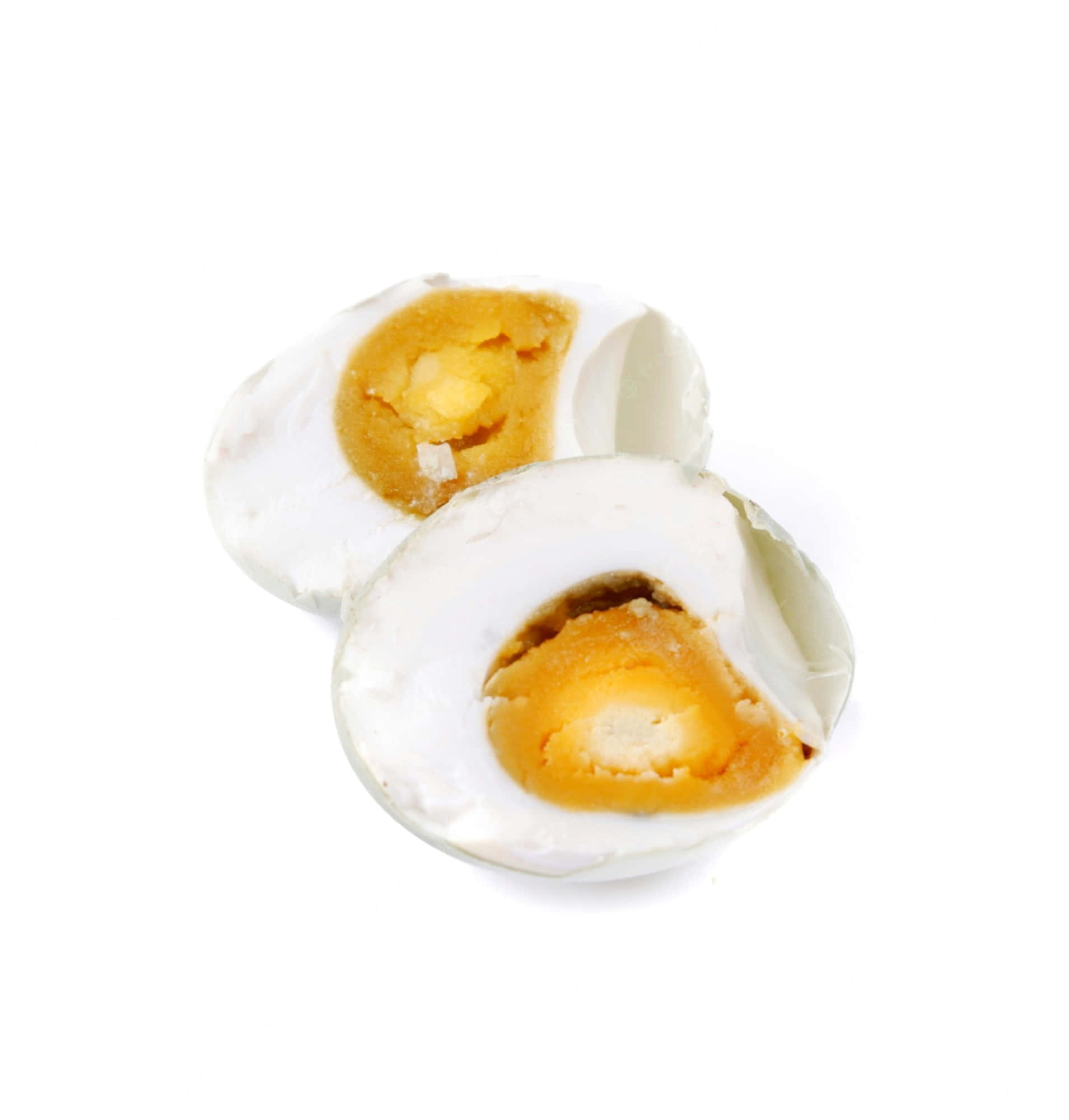 Egg White 桌布 壁紙 — 完美切半的鹹鴨蛋兩半，在純白背景上展現出豐富的琥珀色蛋黃和蛋白。
