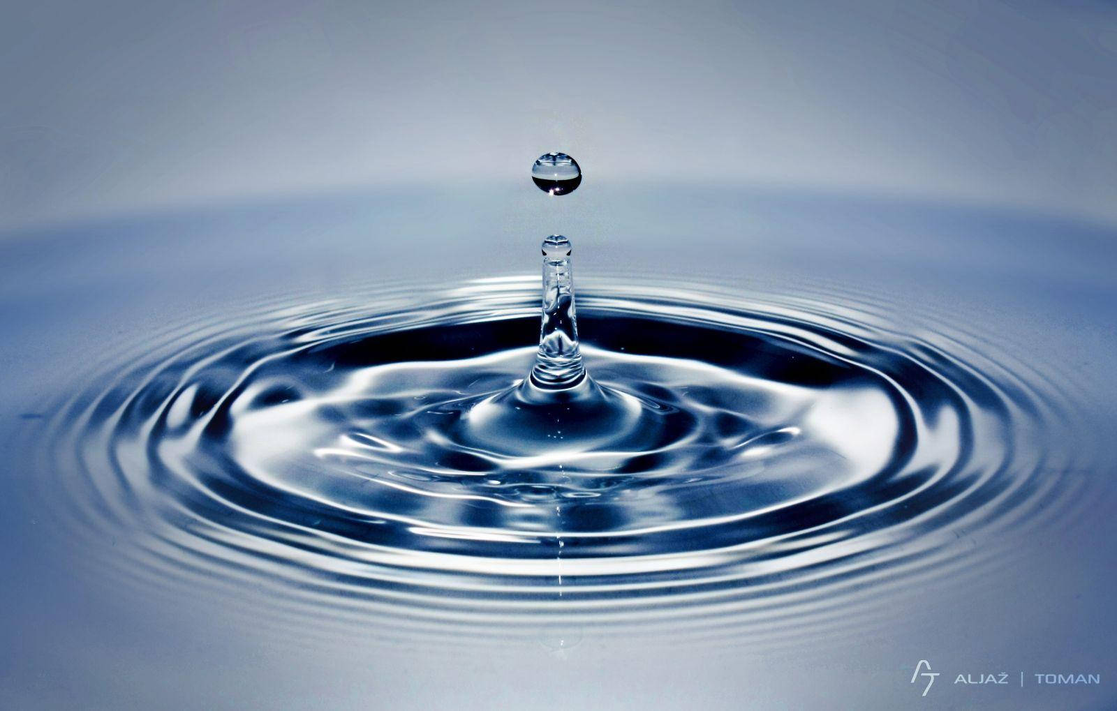 Rippling 桌布 壁紙 — 完美水滴懸浮於漣漪池面之上，在寧靜的藍色漸變中捕捉光線。